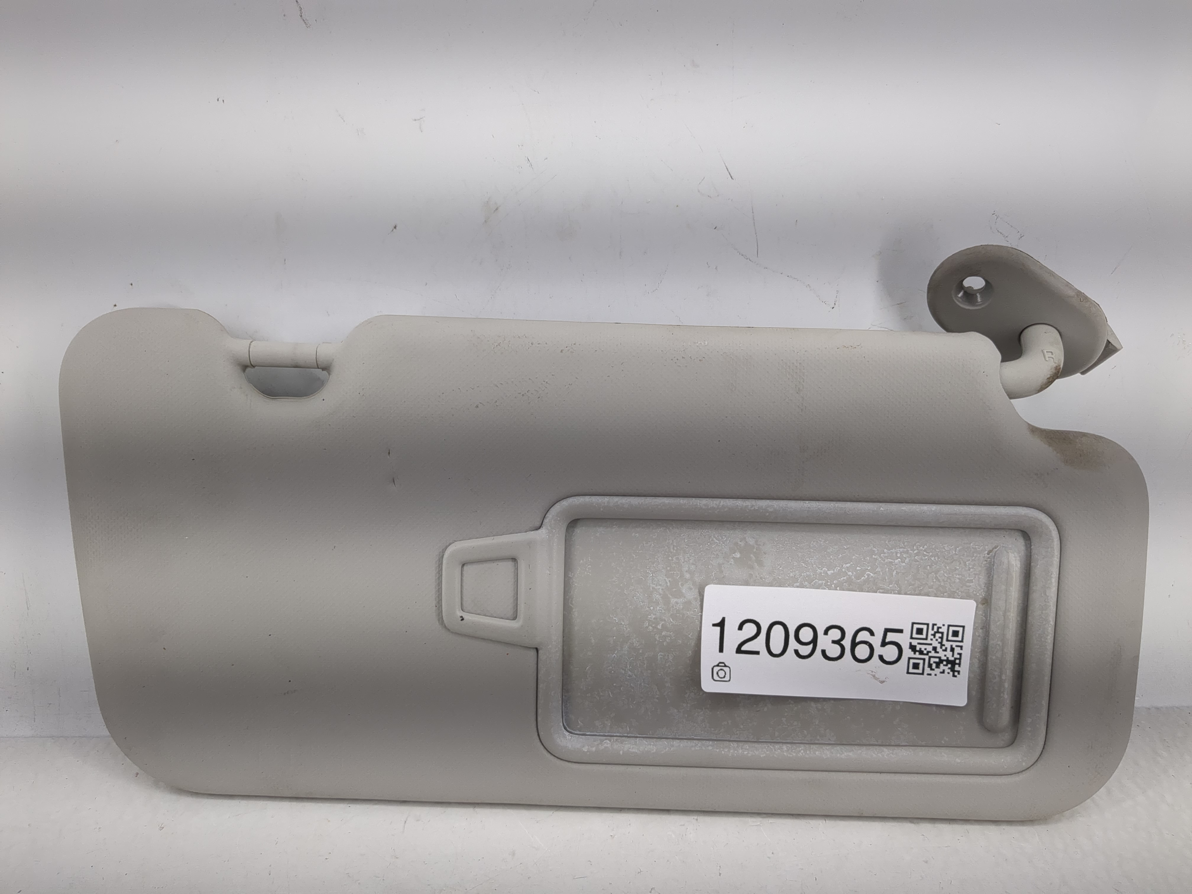 2020-2020 Hyundai Venue Passenger Sun Visor Mirror Right Sunvisor 1209365 - Oemusedautoparts1.com