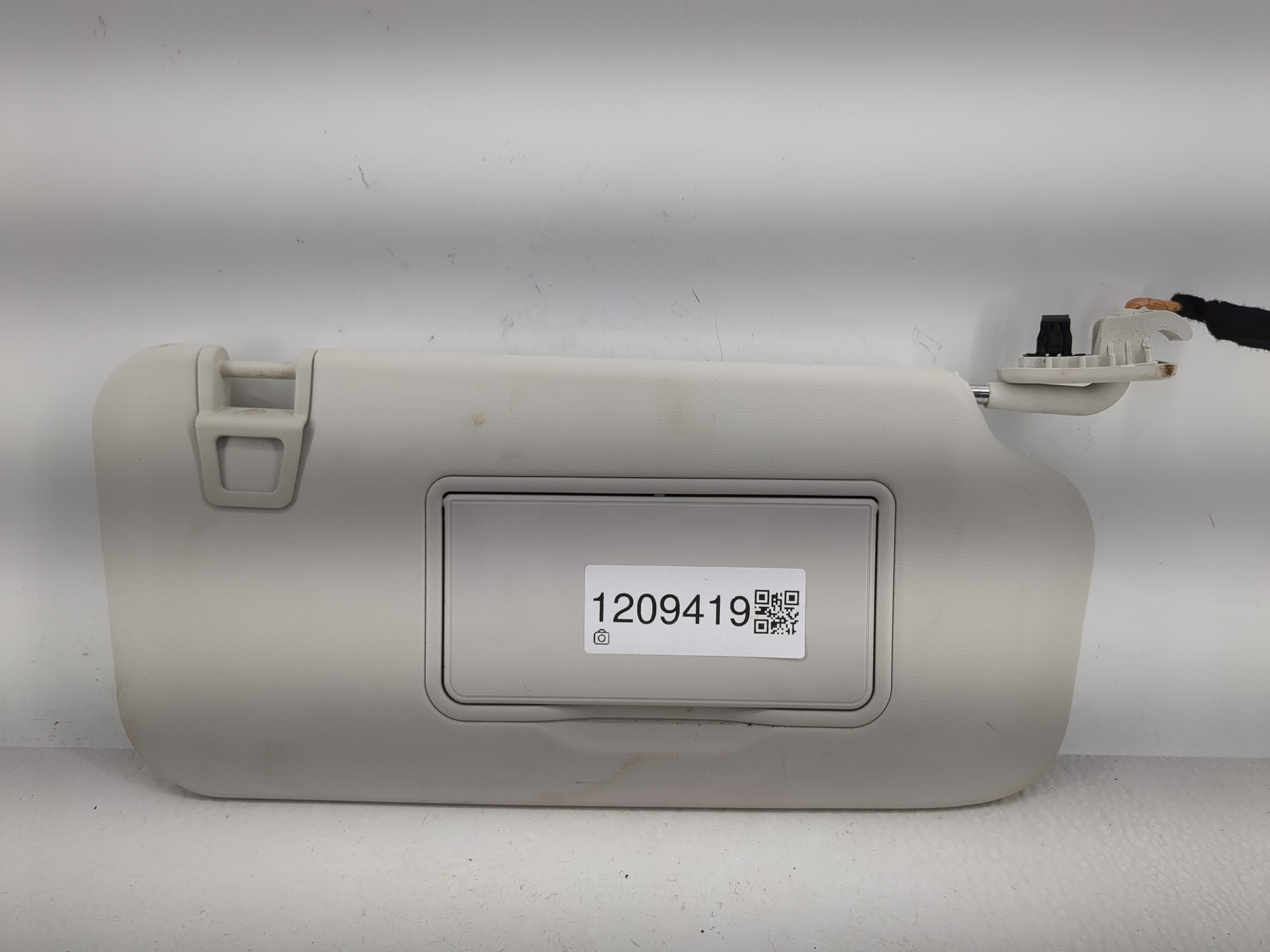 2017-2020 Hyundai Elantra Passenger Sun Visor Mirror Right Sunvisor 1209419 - Oemusedautoparts1.com