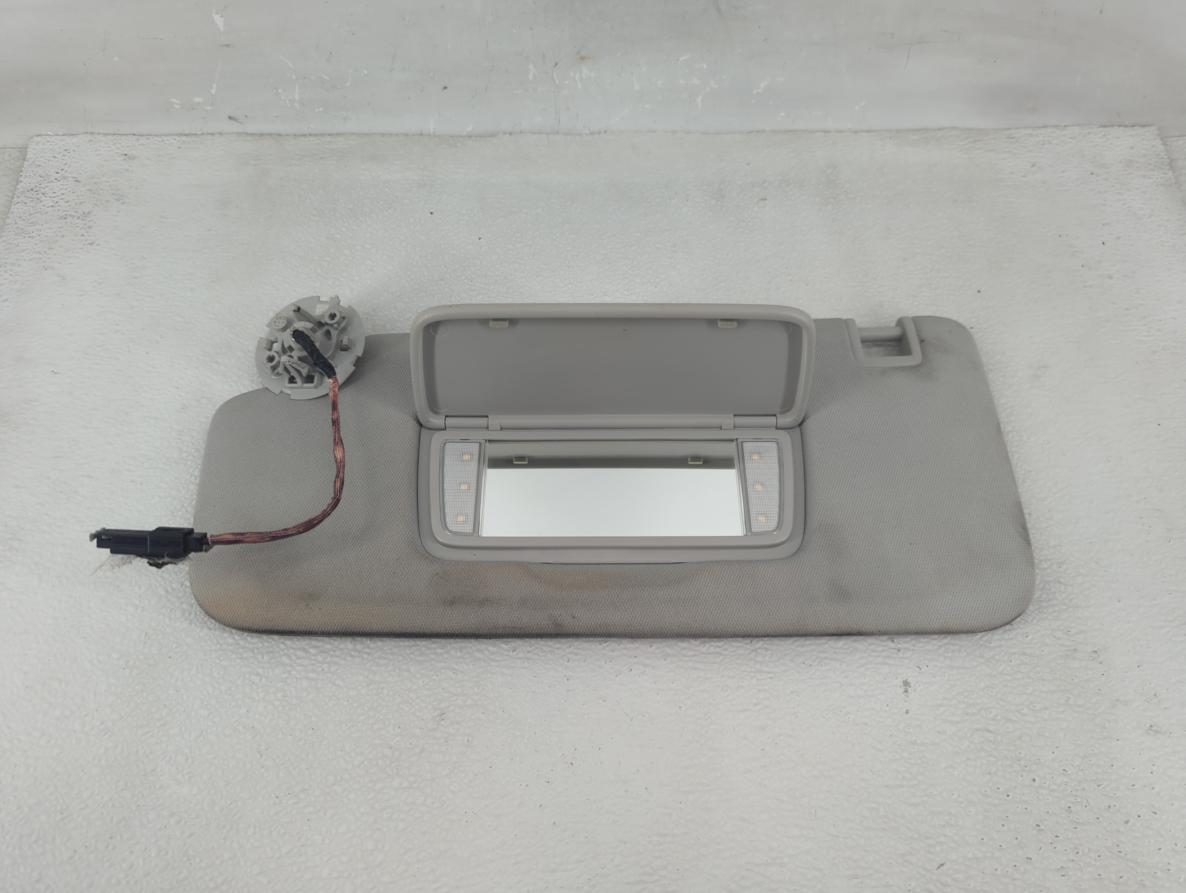 2018-2022 Chevrolet Traverse Driver Sun Visor Mirror Left Sunvisor Grey 1209529 - Oemusedautoparts1.com