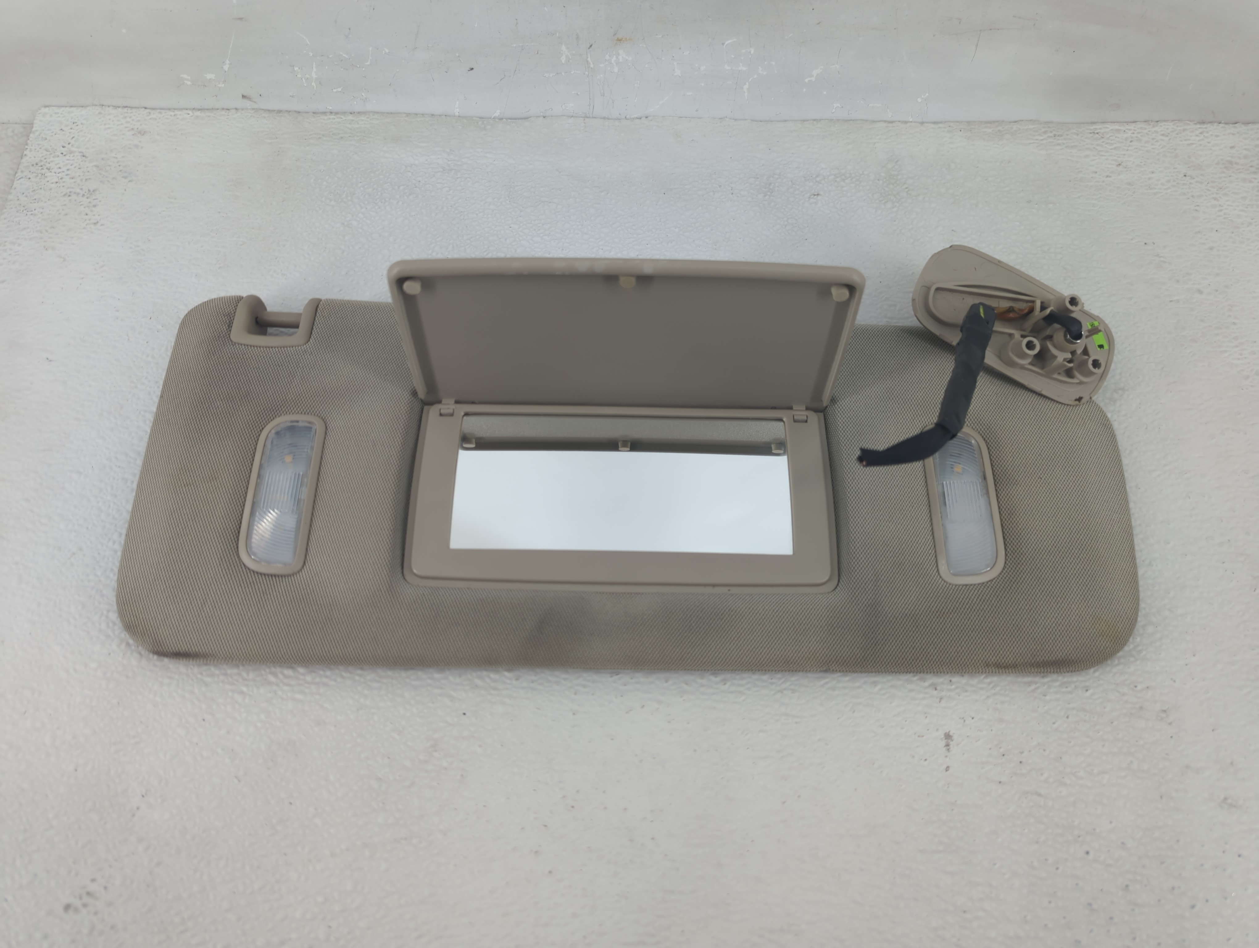 Gmc Yukon Xl 1500 Passenger Sun Visor Mirror Right Sunvisor Grey 1209969 - Oemusedautoparts1.com