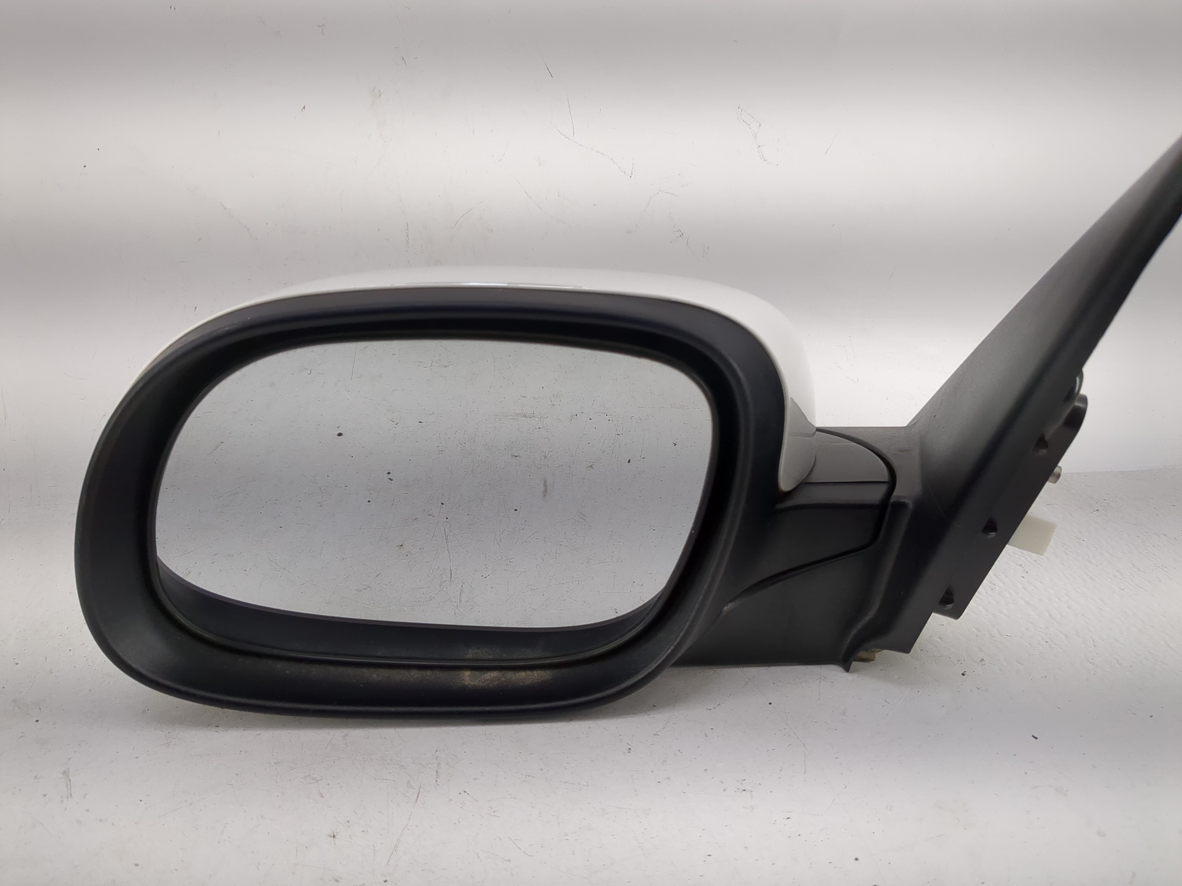 2014-2019 Kia Soul Driver Left Side View Power Door Mirror White 1210868 - Oemusedautoparts1.com