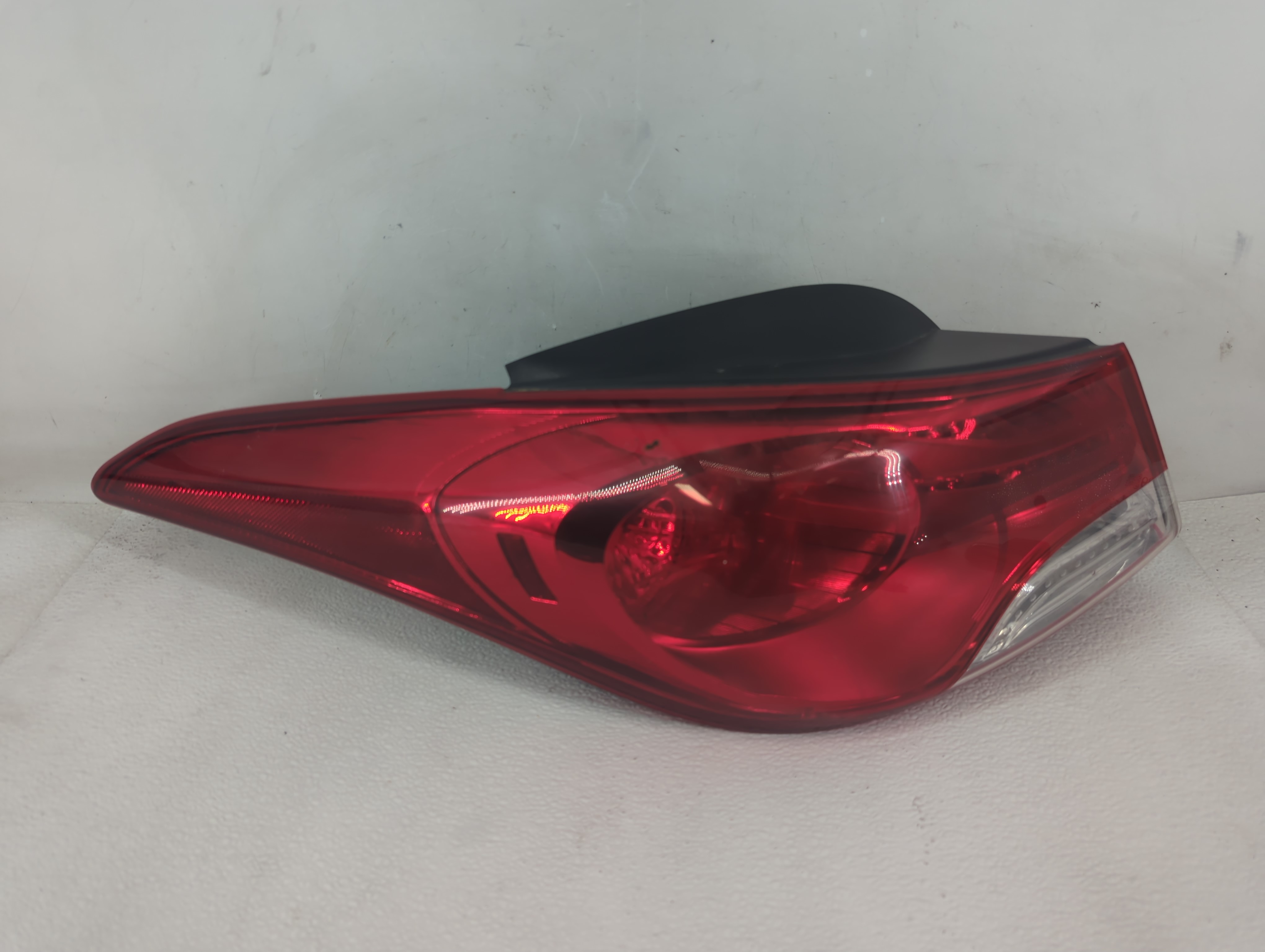2011-2013 Hyundai Elantra Driver Left Side Tail Light Taillight Oem 1211445 - Oemusedautoparts1.com