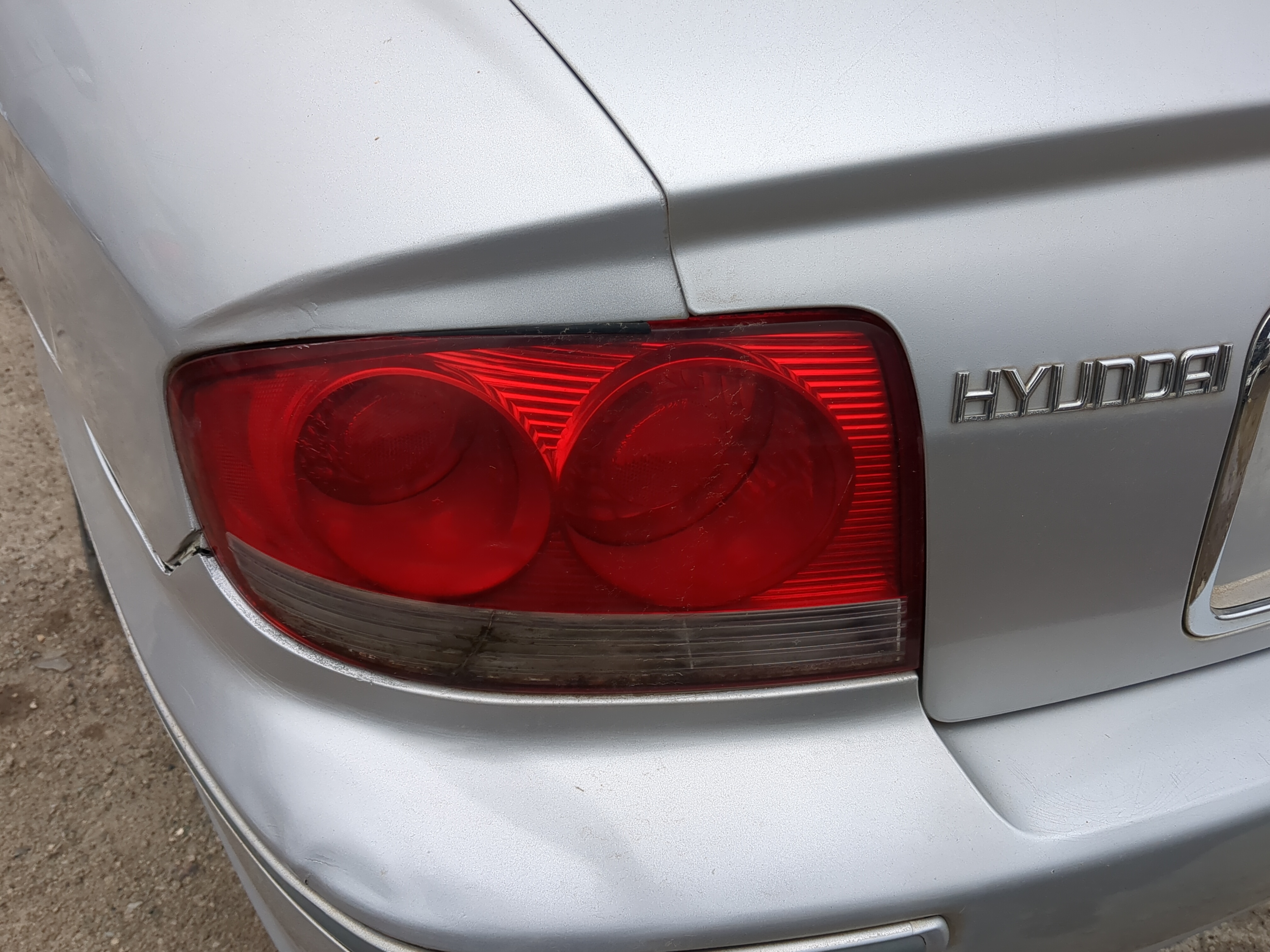 2002-2005 Hyundai Sonata Driver Left Side Tail Light Taillight Oem 1211960 - Oemusedautoparts1.com