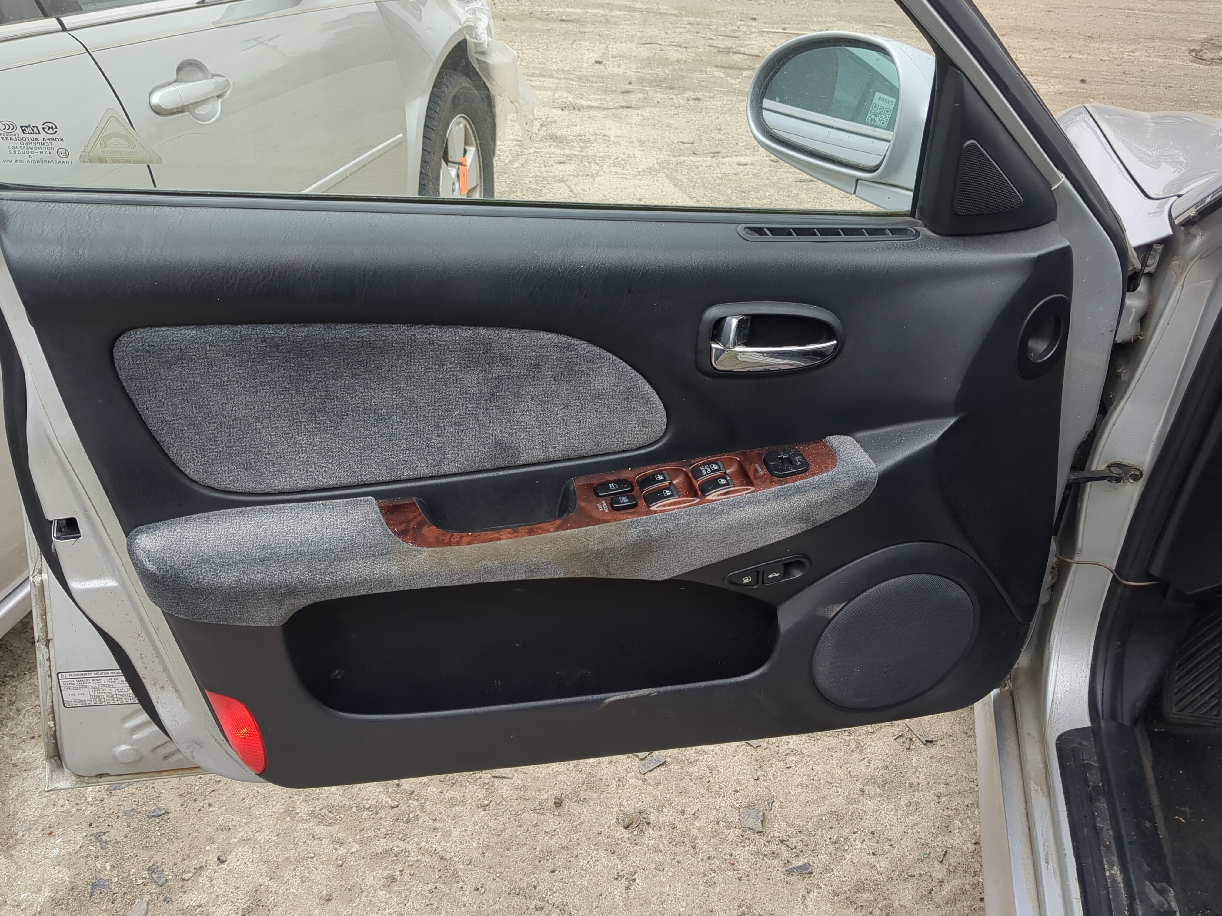 2004 Hyundai Sonata Front Left Driver Interior Door Panel Trim 1211988 - Oemusedautoparts1.com