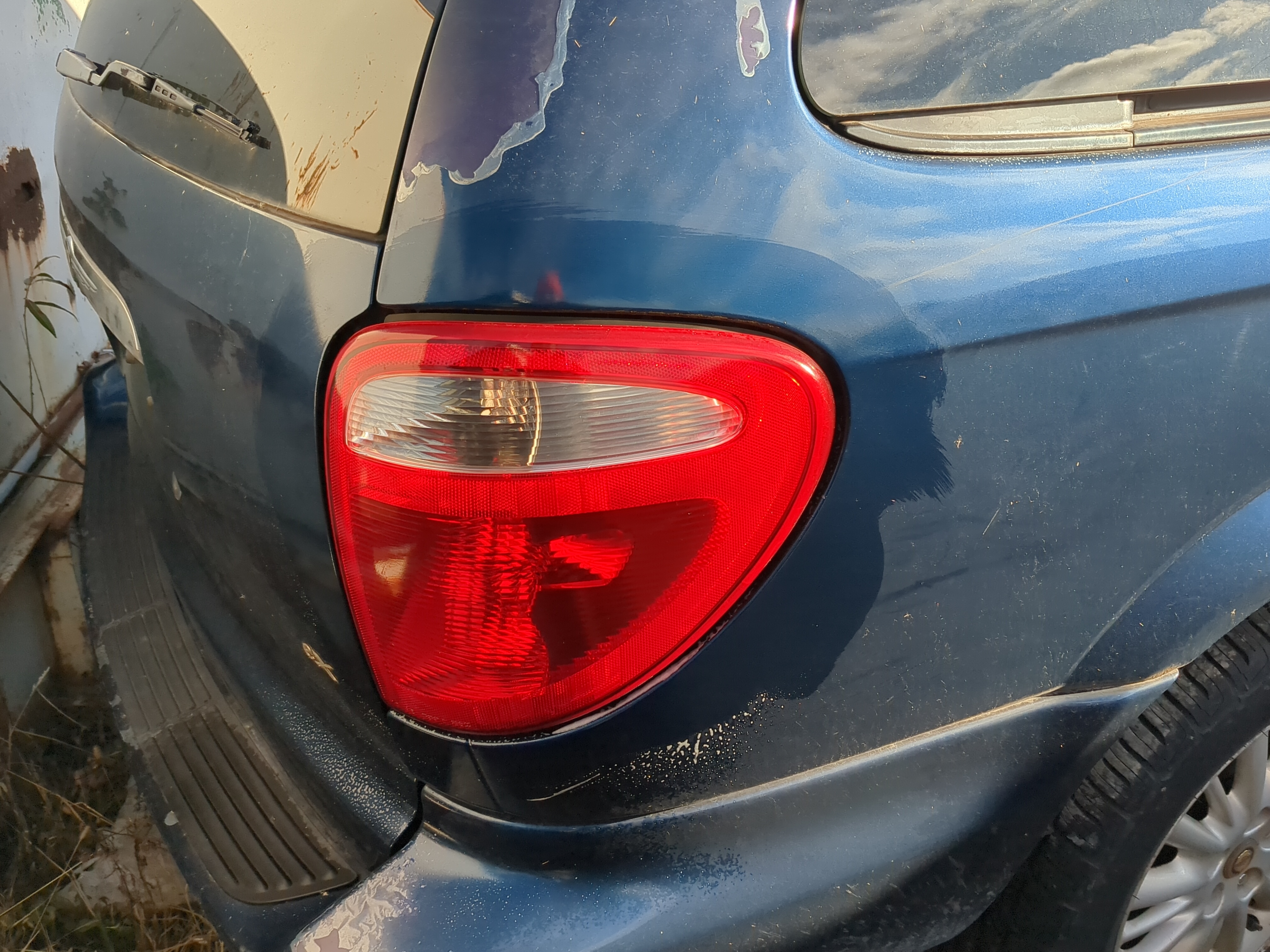 Tail Lights 2002 CHRYSLER TOWN & COUNTRY - Oemusedautoparts1.com