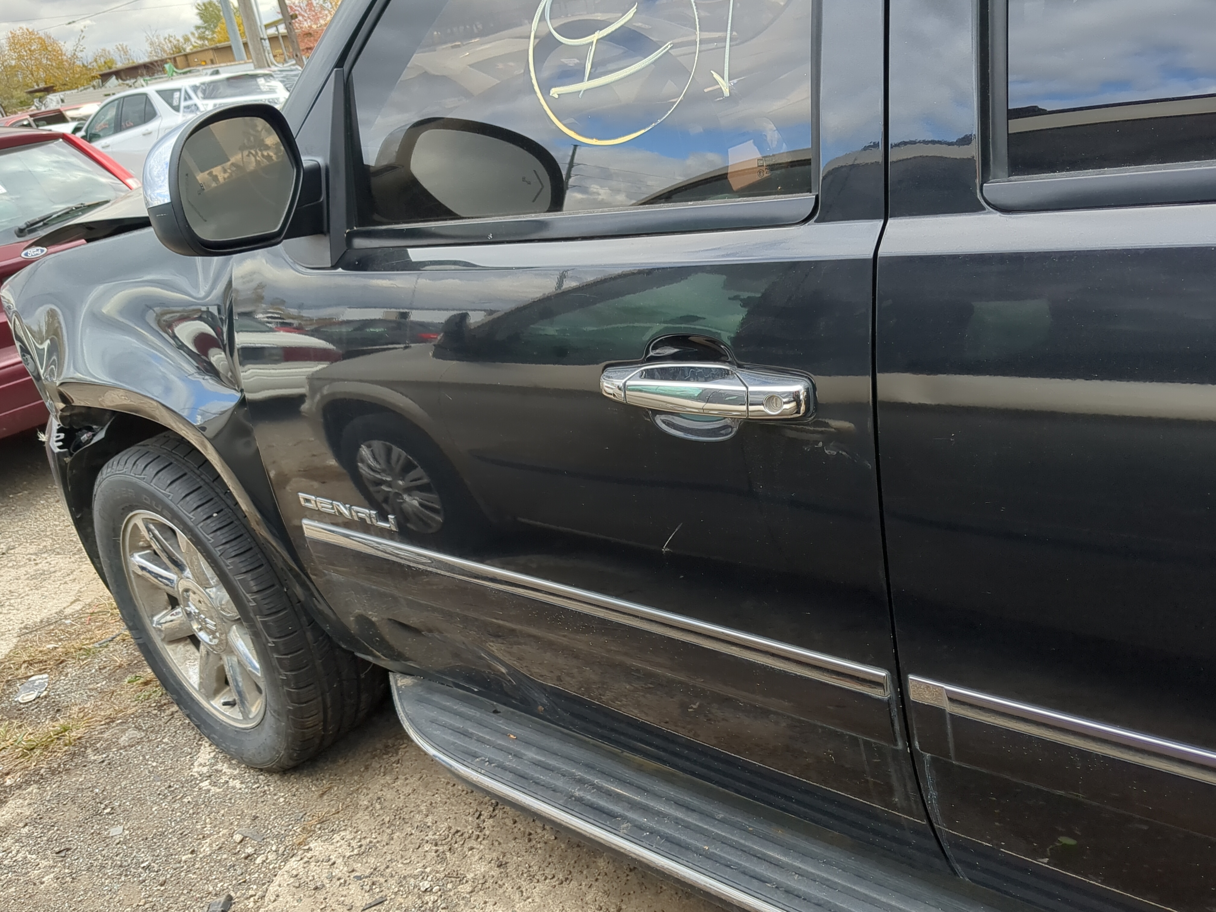 2011-2014 Gmc Yukon Driver Front Door Oem 1214179 - Oemusedautoparts1.com
