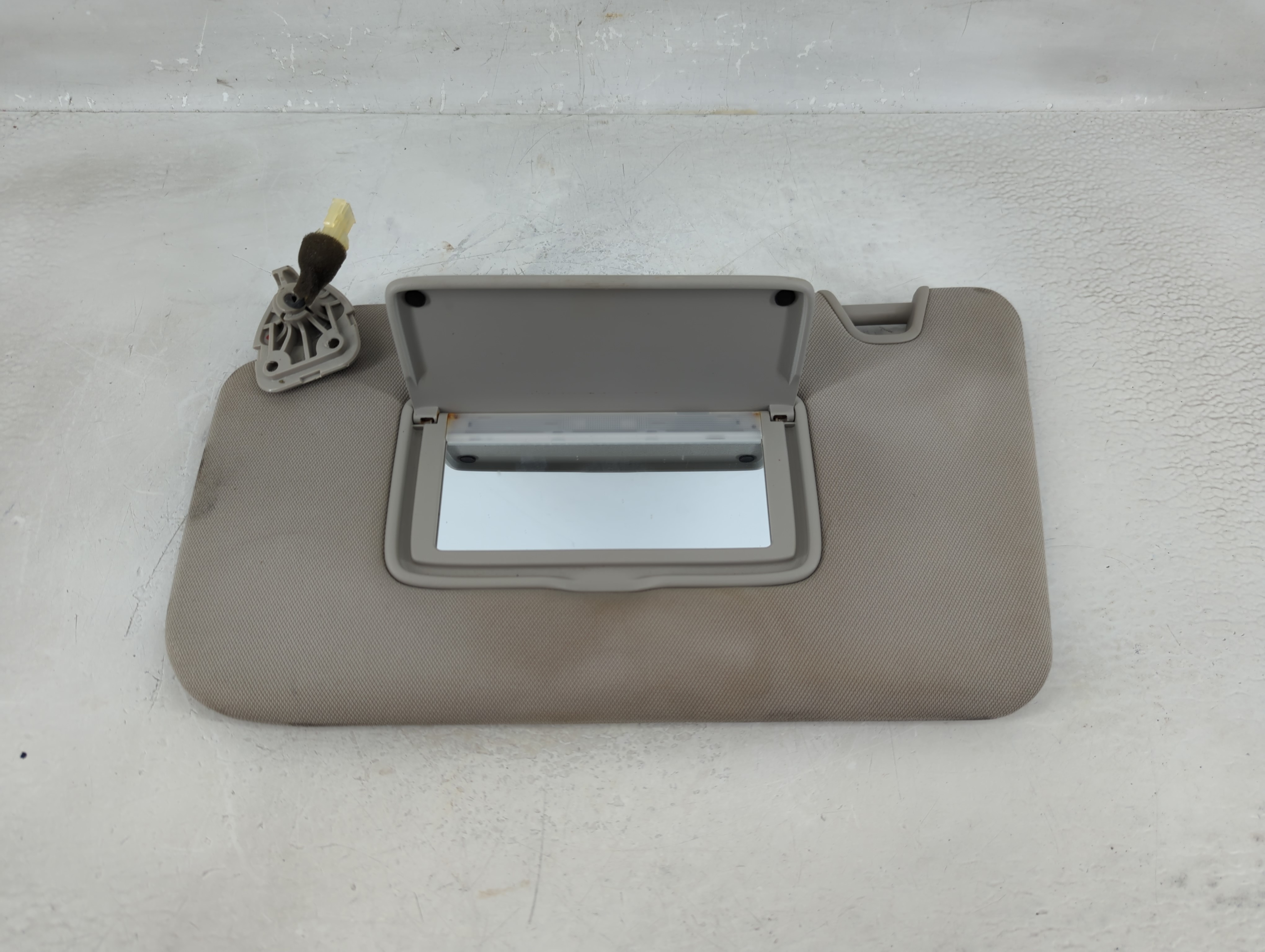 2014-2017 Nissan Rogue Passenger Sun Visor Mirror Right Sunvisor Gray 1214514 - Oemusedautoparts1.com