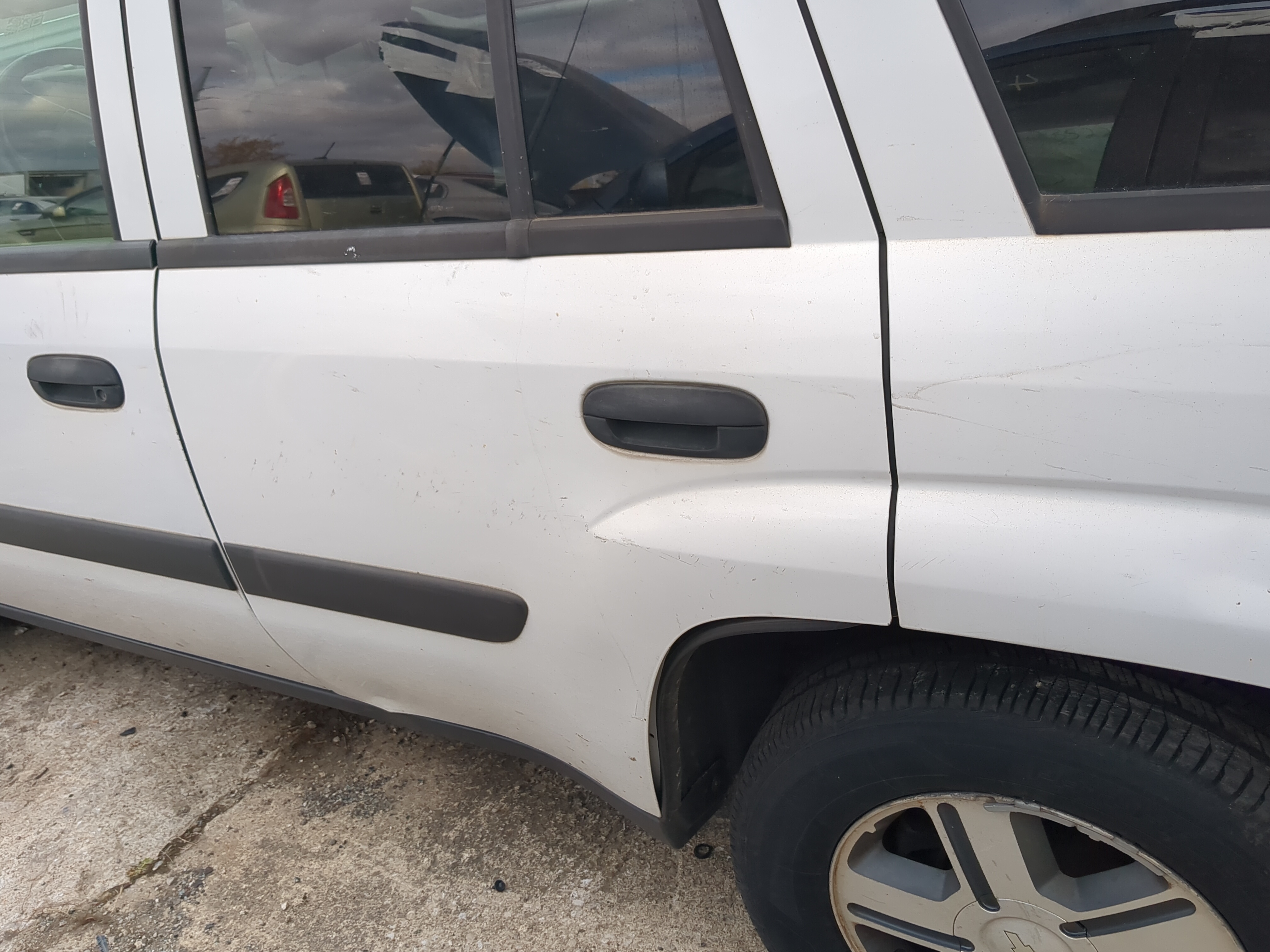 2005-2009 Chevrolet Trailblazer Driver Rear Door Oem 1214608 - Oemusedautoparts1.com