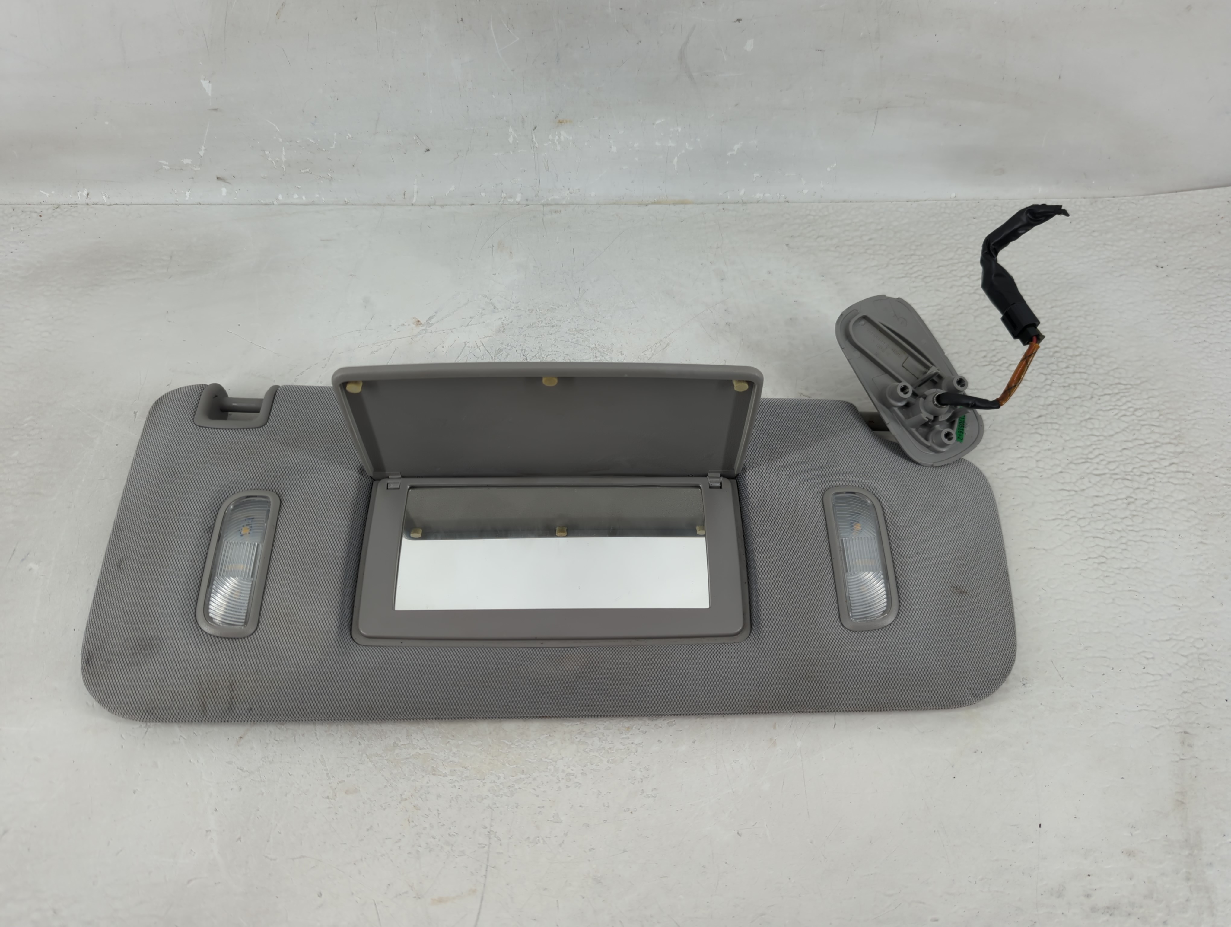 2015 Chevrolet Silverado 3500 Passenger Sun Visor Mirror Right Sunvisor 1215221 - Oemusedautoparts1.com