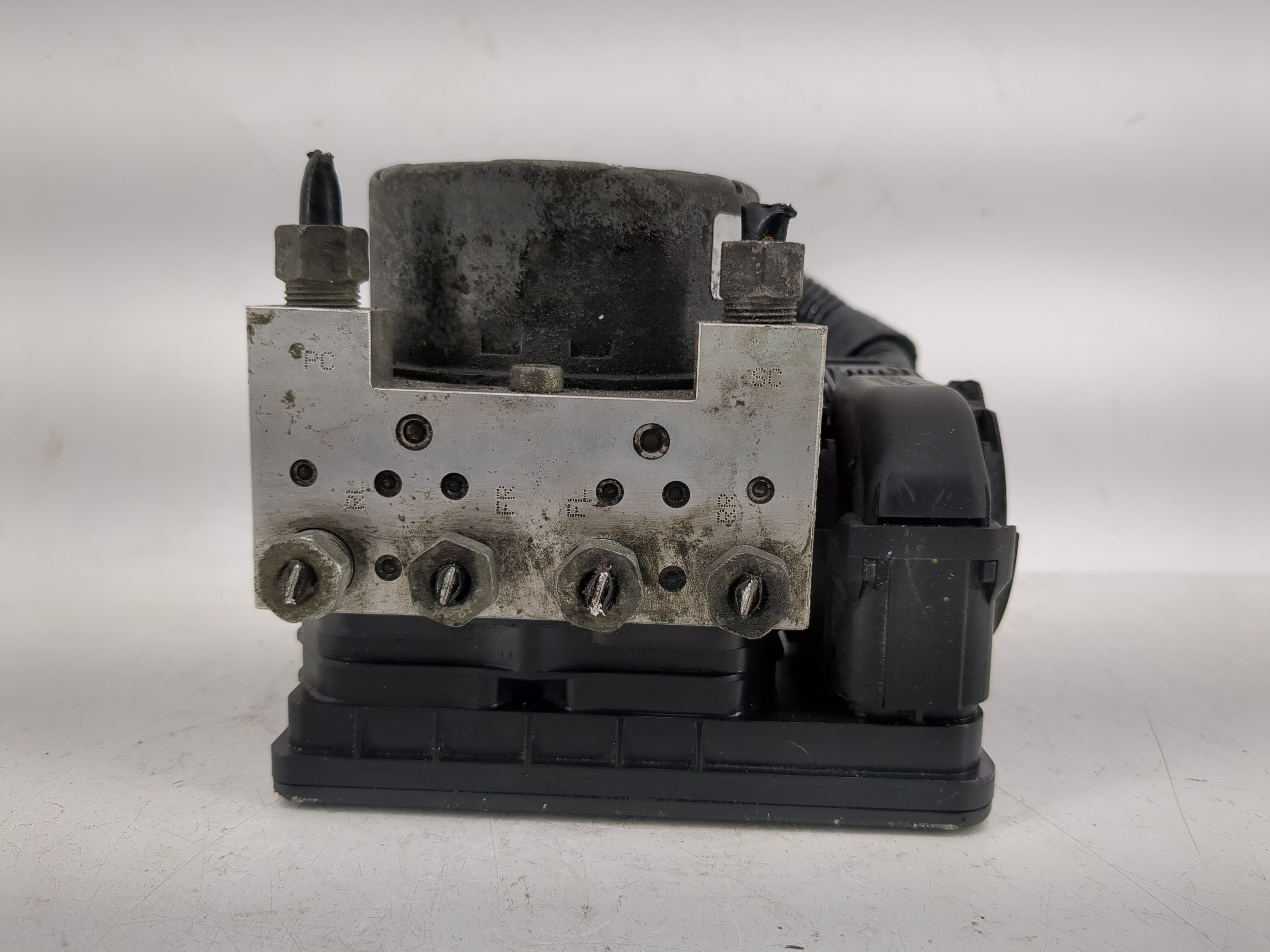 2017-2017 Cadillac Xts Abs Pump Control Module 1215399 - Oemusedautoparts1.com