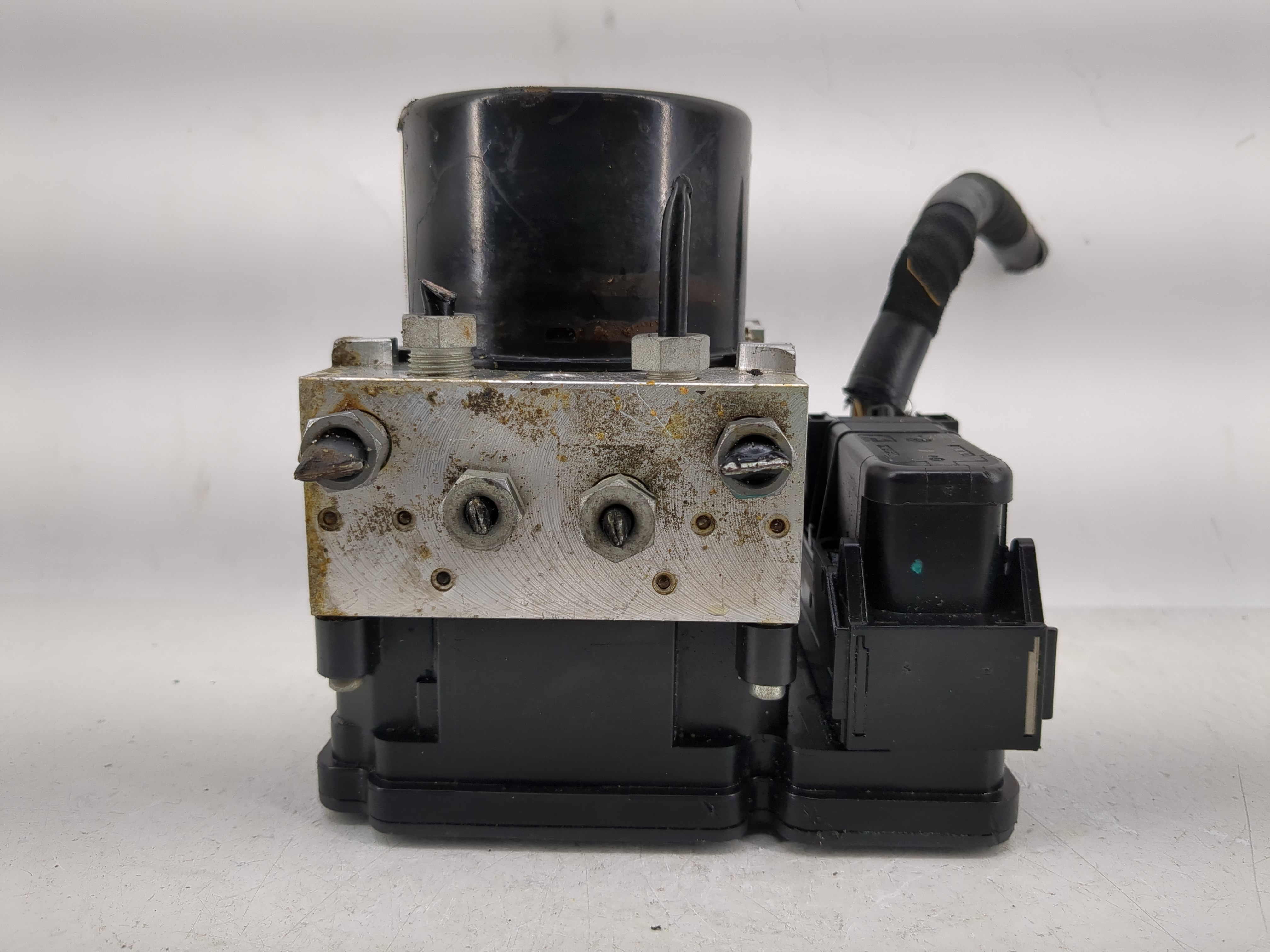 2015-2018 Volvo S60 Abs Pump Control Module 1215472 - Oemusedautoparts1.com