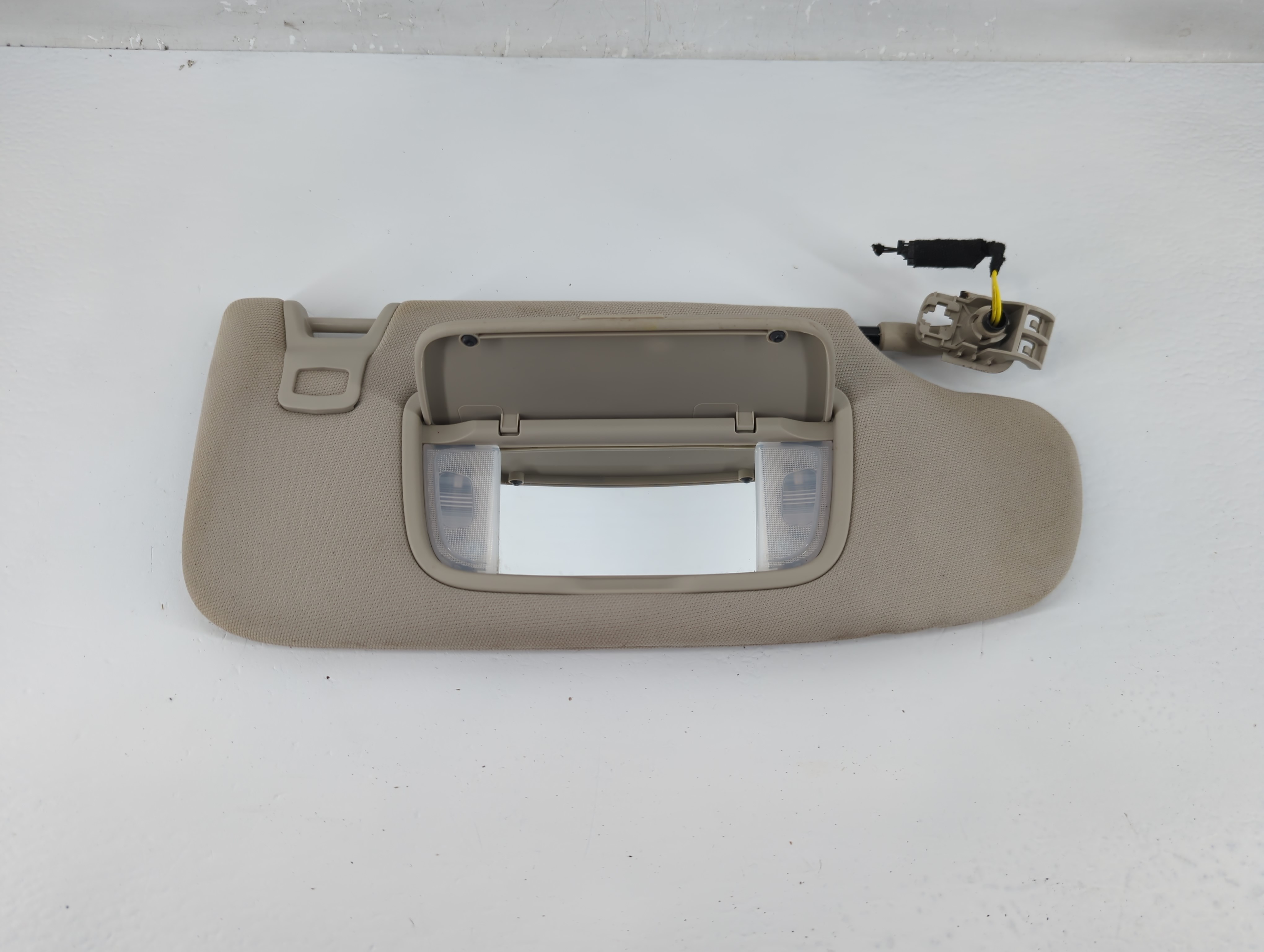 2017-2020 Ford Fusion Passenger Sun Visor Mirror Right Sunvisor Beige 1215531 - Oemusedautoparts1.com