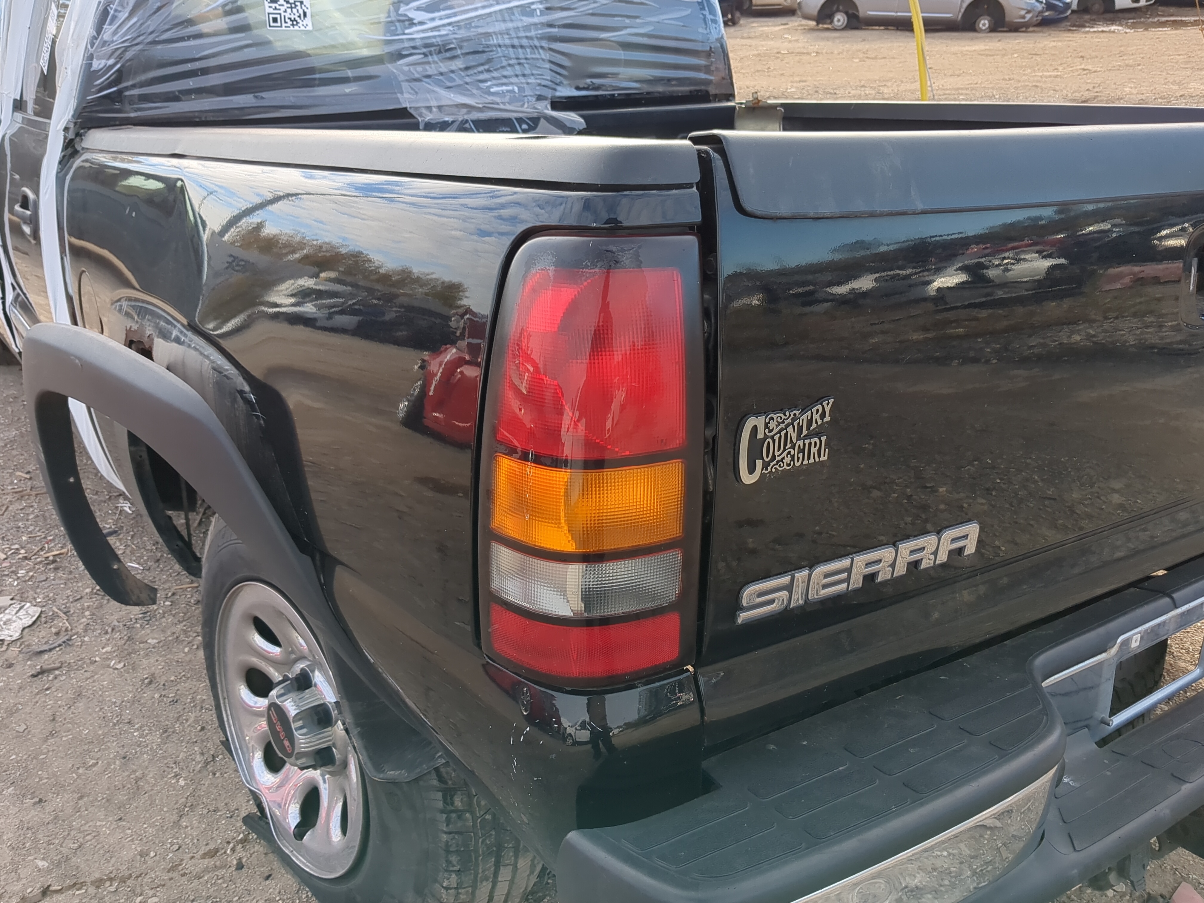 2004-2005 Gmc Sierra 1500 Driver Left Side Tail Light Taillight Oem 1216050 - Oemusedautoparts1.com