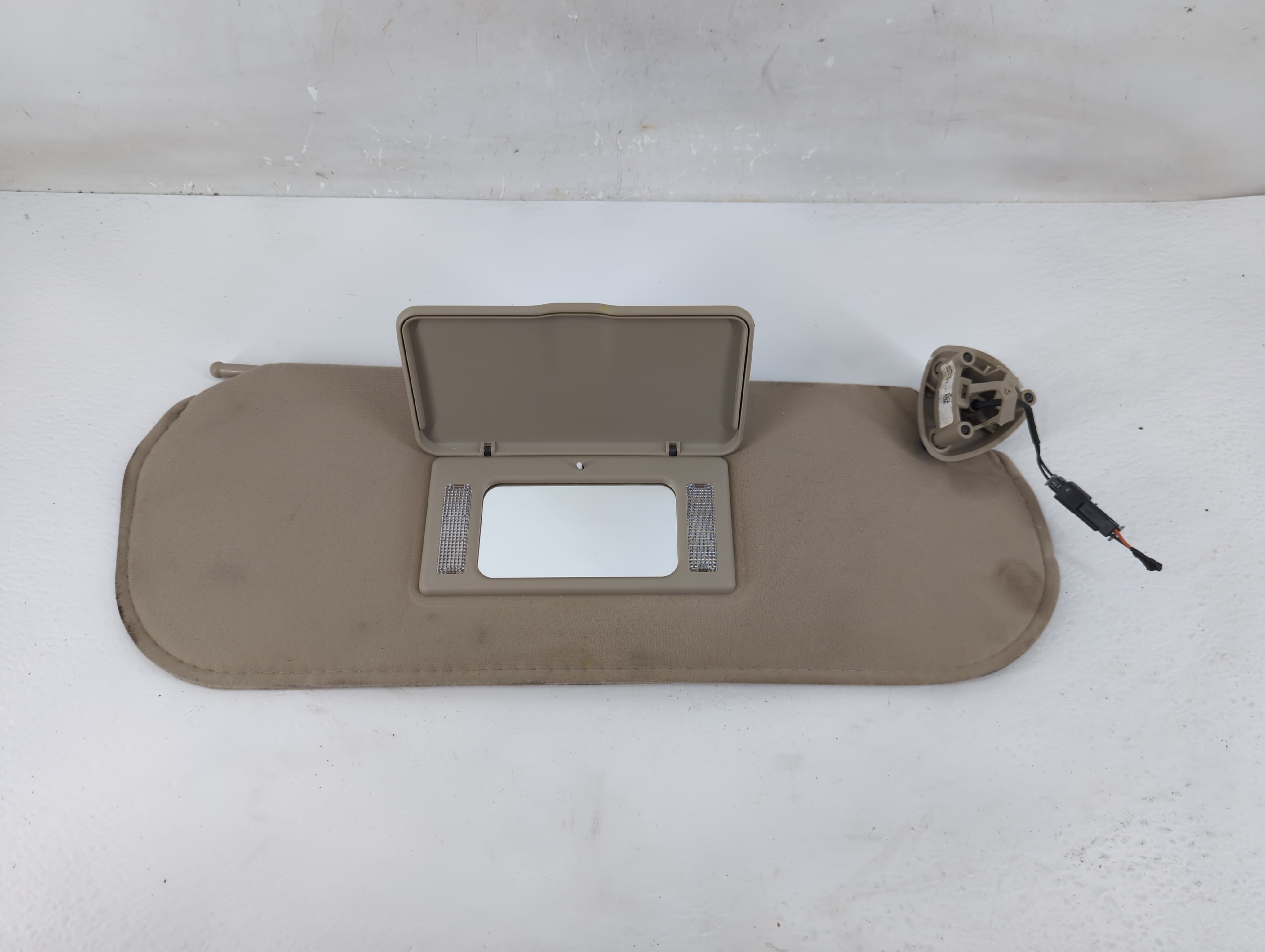 2003 Chevrolet Express 3500 Passenger Sun Visor Mirror Right Sunvisor 1218831 - Oemusedautoparts1.com