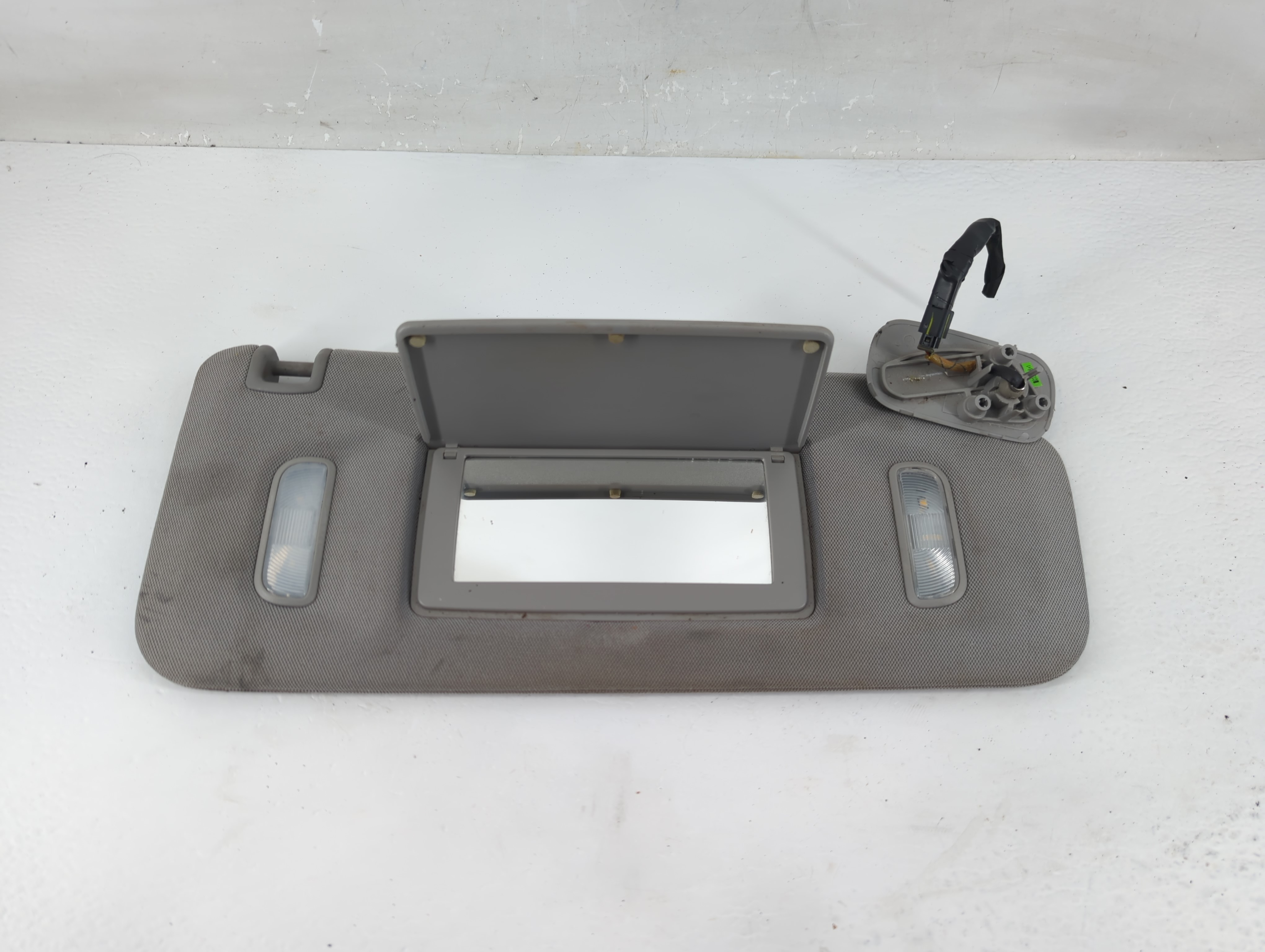 2014 Chevrolet Silverado 1500 Passenger Sun Visor Mirror Right Sunvisor 1218974 - Oemusedautoparts1.com