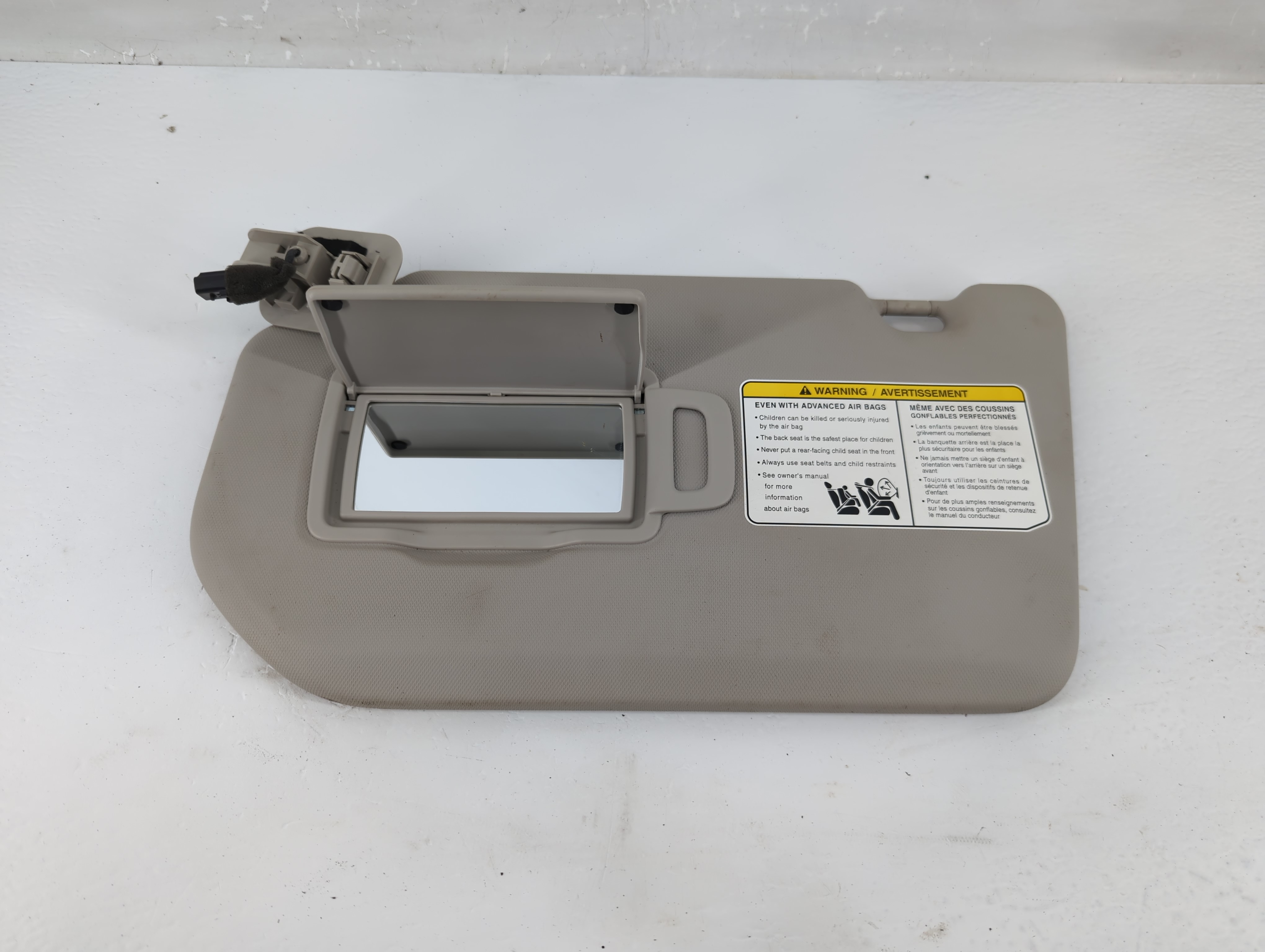 2021-2022 Nissan Rogue Passenger Sun Visor Mirror Right Sunvisor Gray 1219073 - Oemusedautoparts1.com
