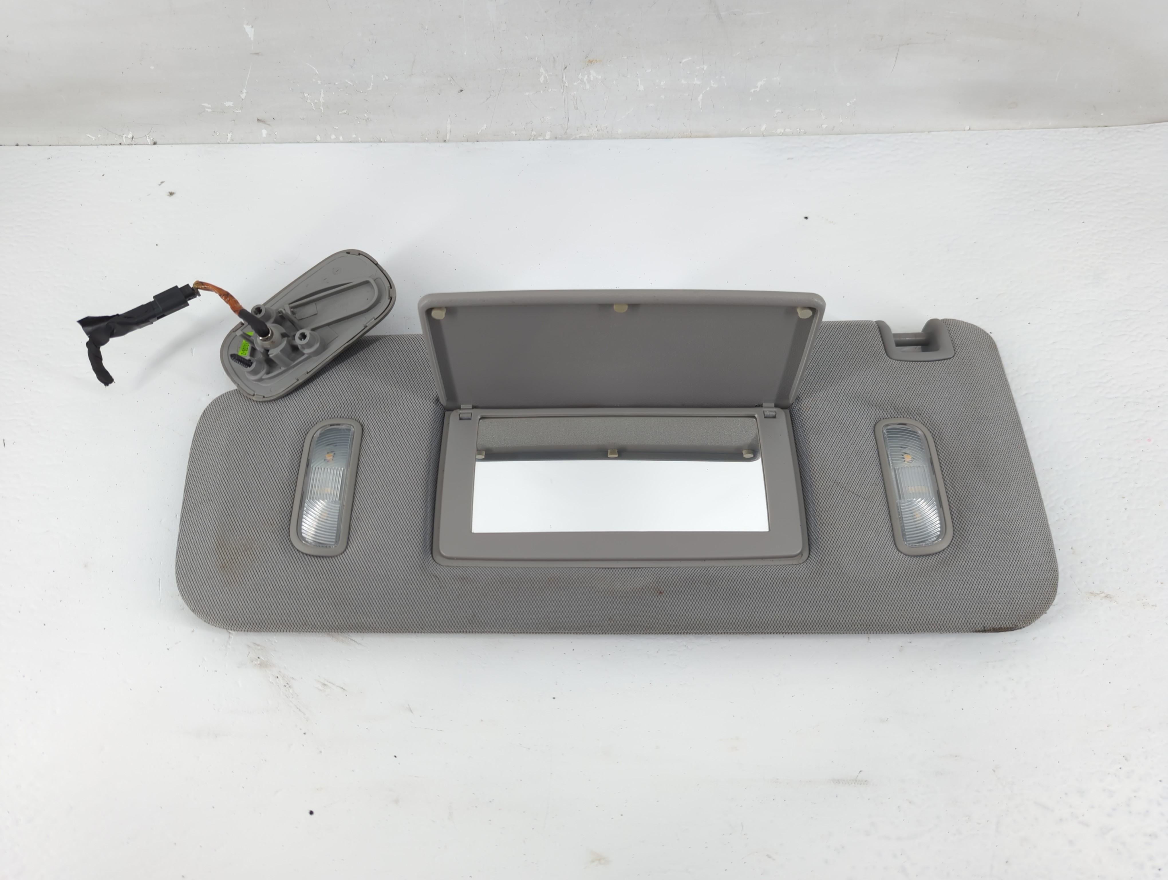 2014-2019 Chevrolet Silverado 1500 Driver Sun Visor Mirror Left Sunvisor 1219132 - Oemusedautoparts1.com