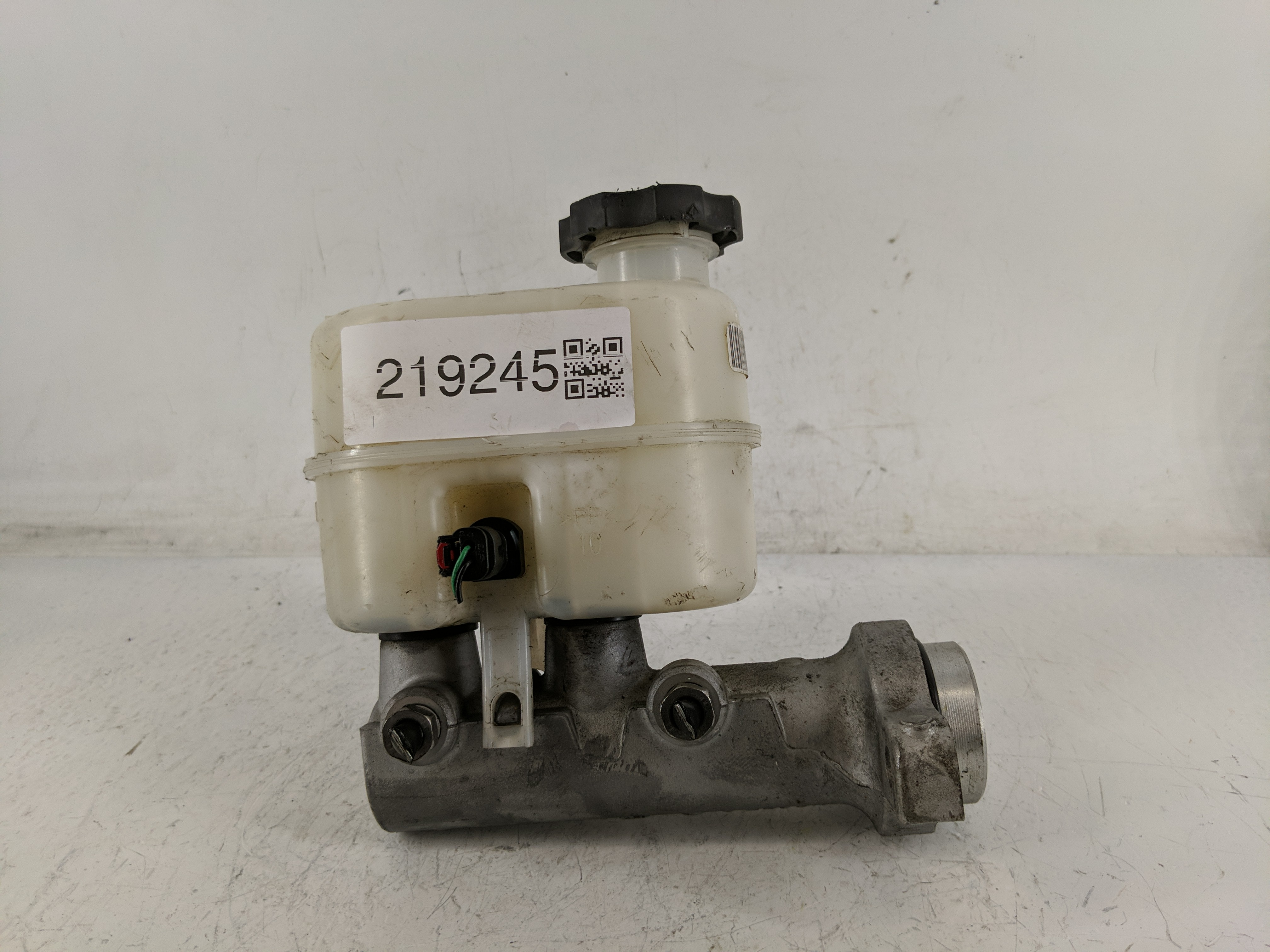 Gmc Yukon Xl 1500 Brake Master Cylinder 1219245 - Oemusedautoparts1.com