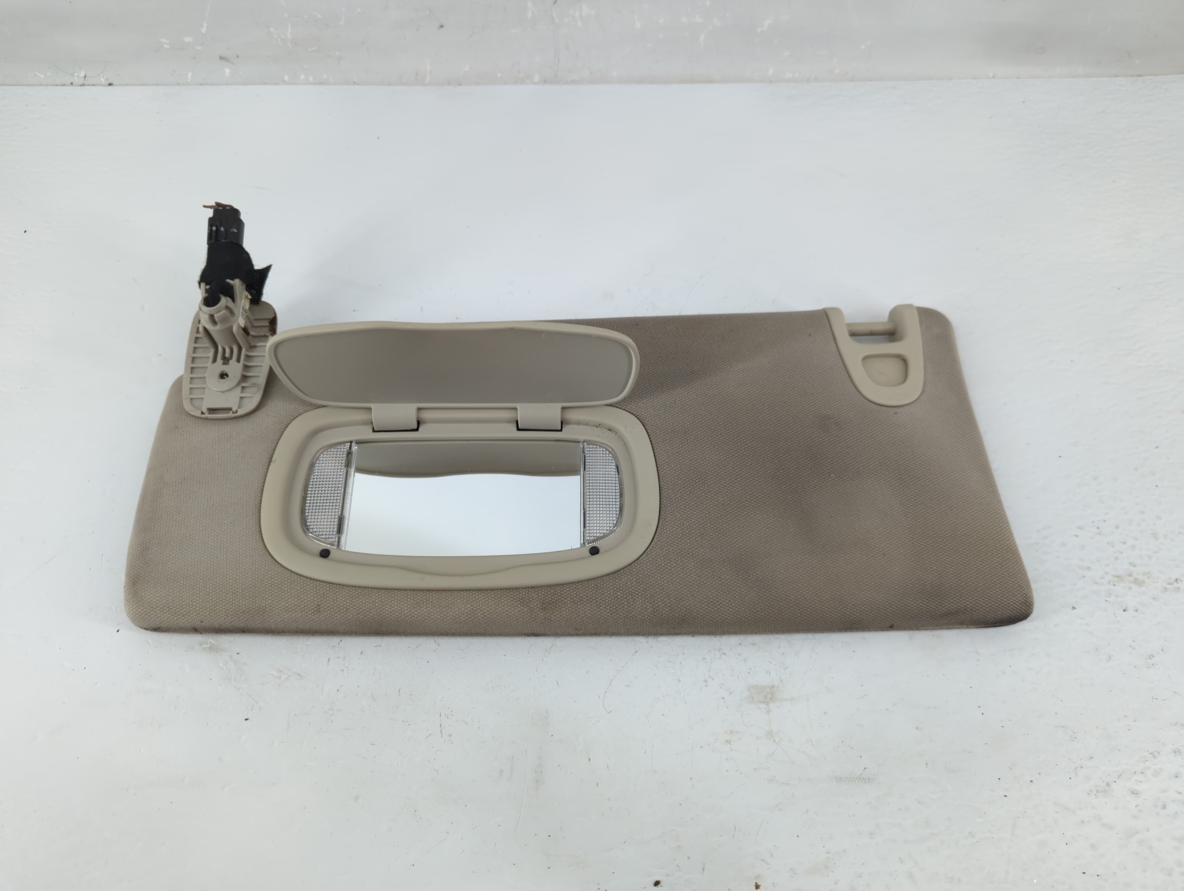 2014-2018 Jeep Cherokee Driver Sun Visor Mirror Left Sunvisor 1219377 - Oemusedautoparts1.com