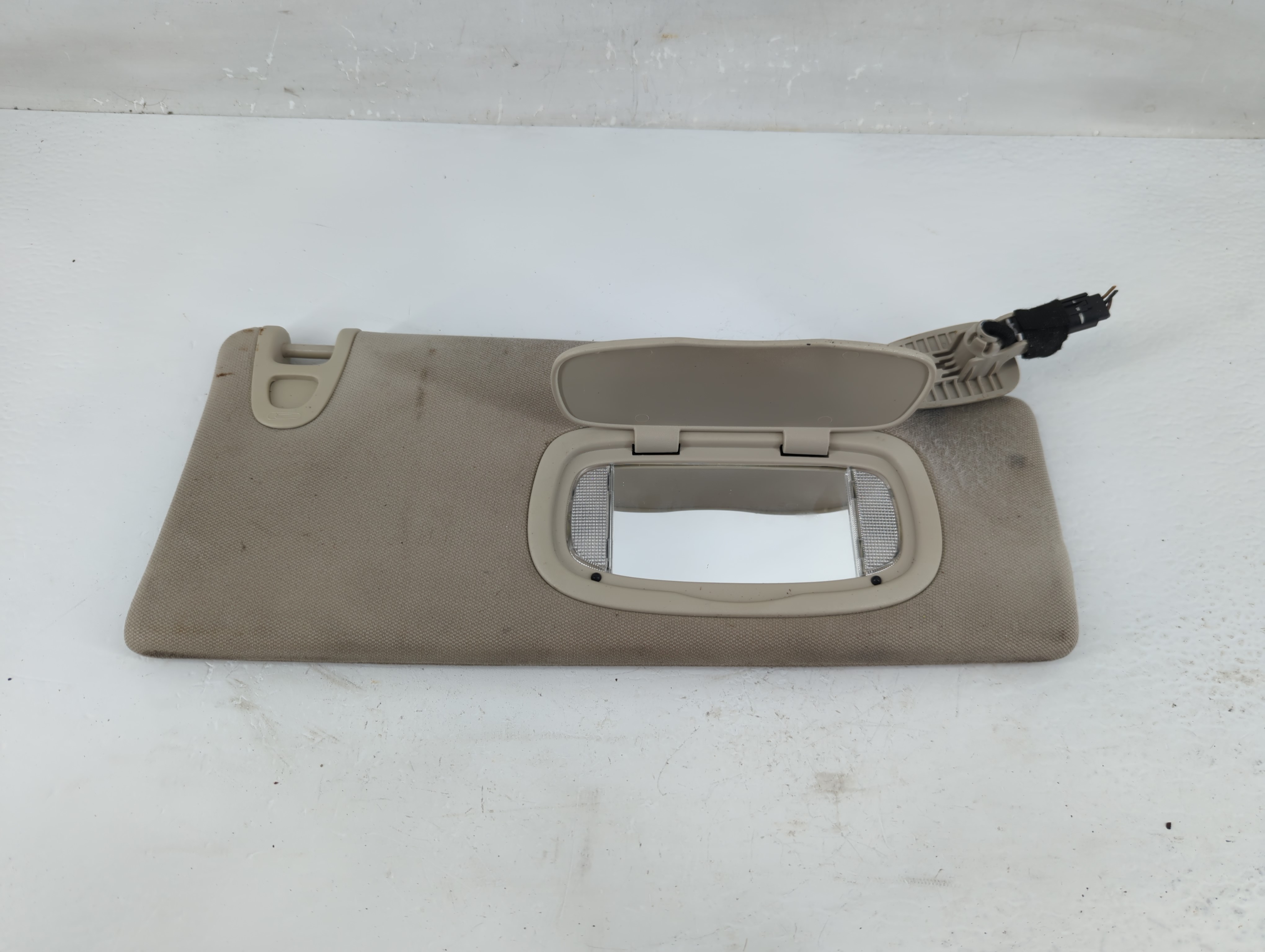 2014-2018 Jeep Cherokee Passenger Sun Visor Mirror Right Sunvisor 1219378 - Oemusedautoparts1.com