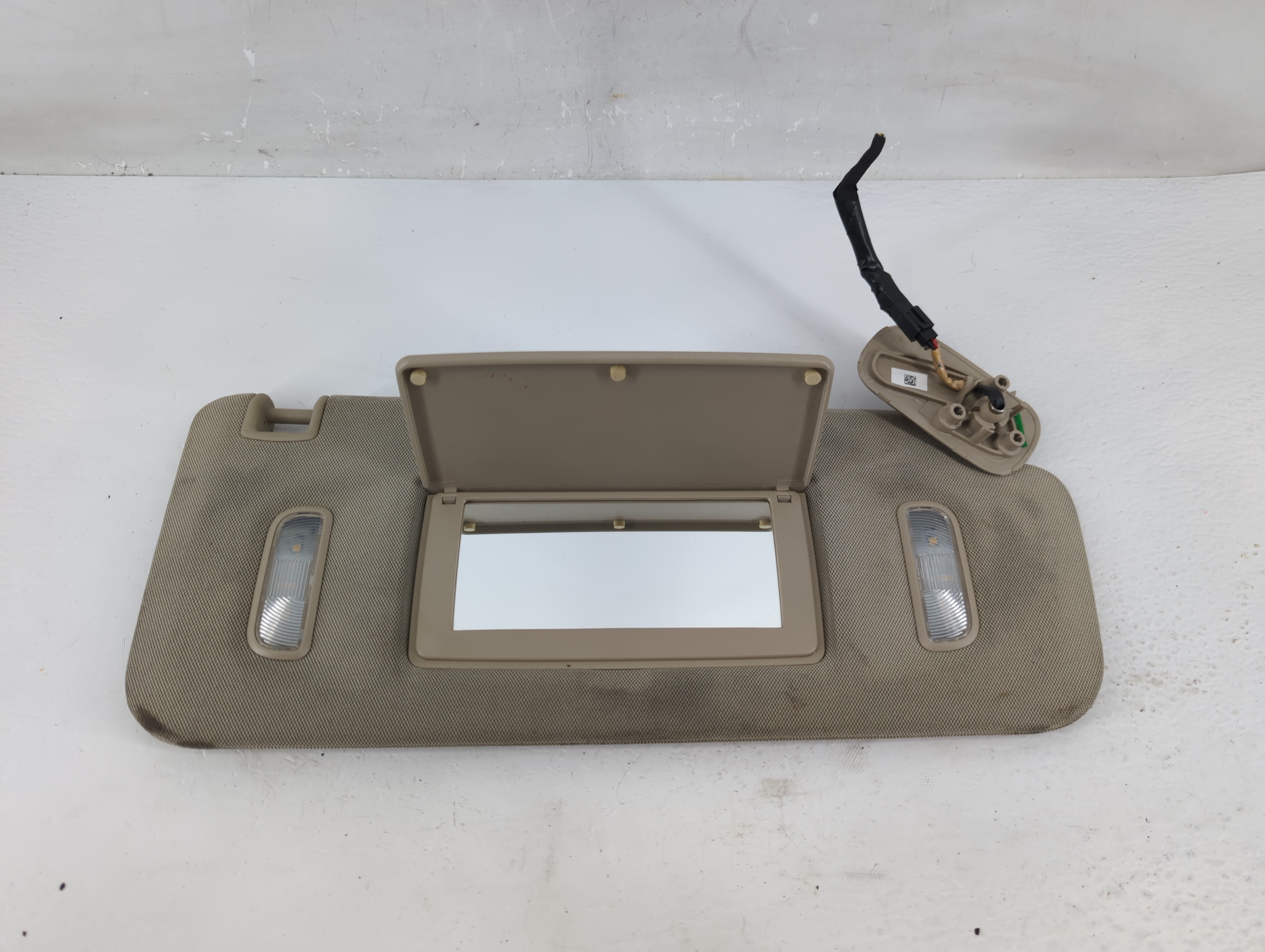 Gmc Yukon Xl Passenger Sun Visor Mirror Right Sunvisor Grey 1219412 - Oemusedautoparts1.com