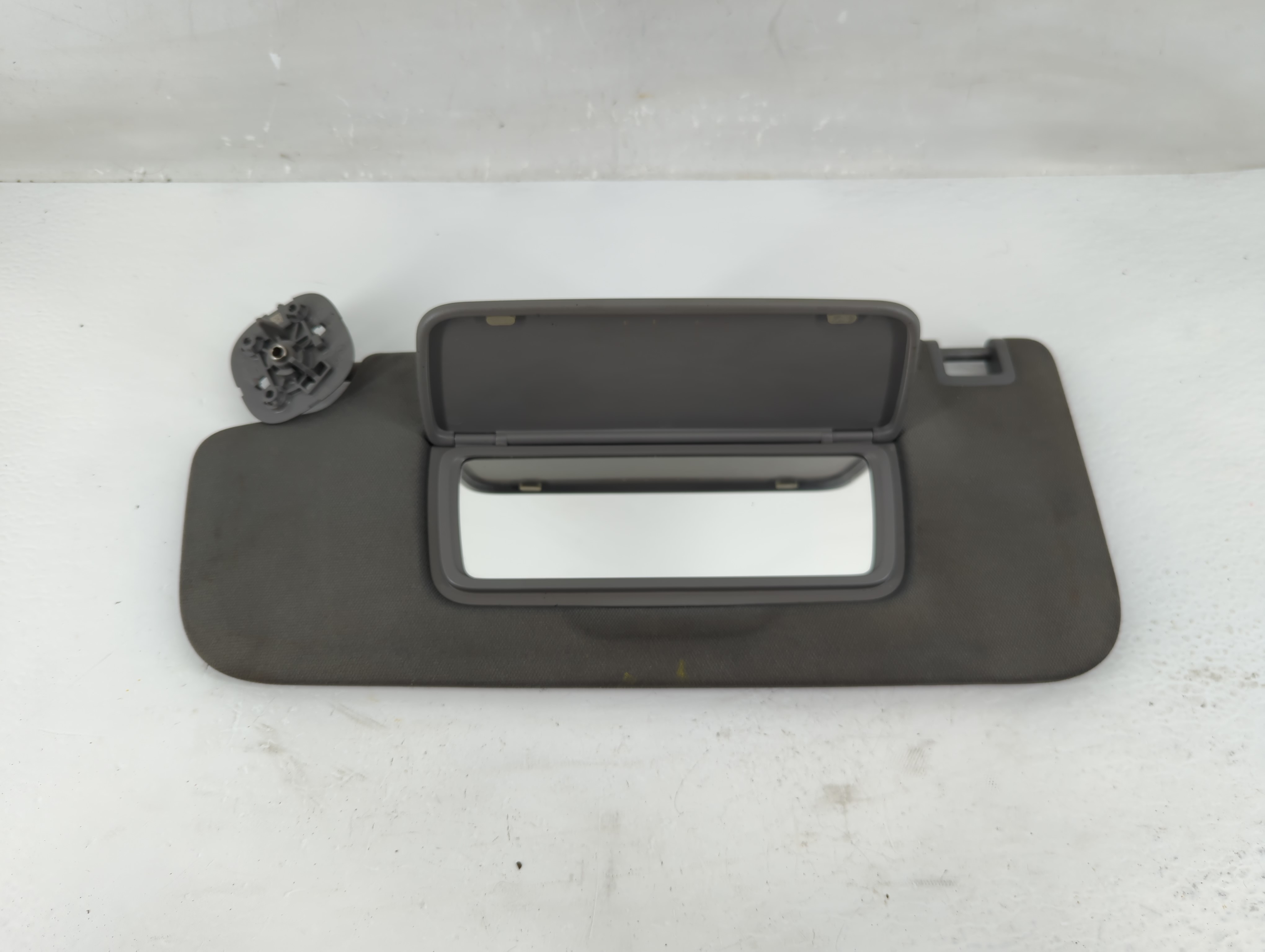 2019-2022 Chevrolet Silverado 1500 Driver Sun Visor Mirror Left Sunvisor 1219417 - Oemusedautoparts1.com