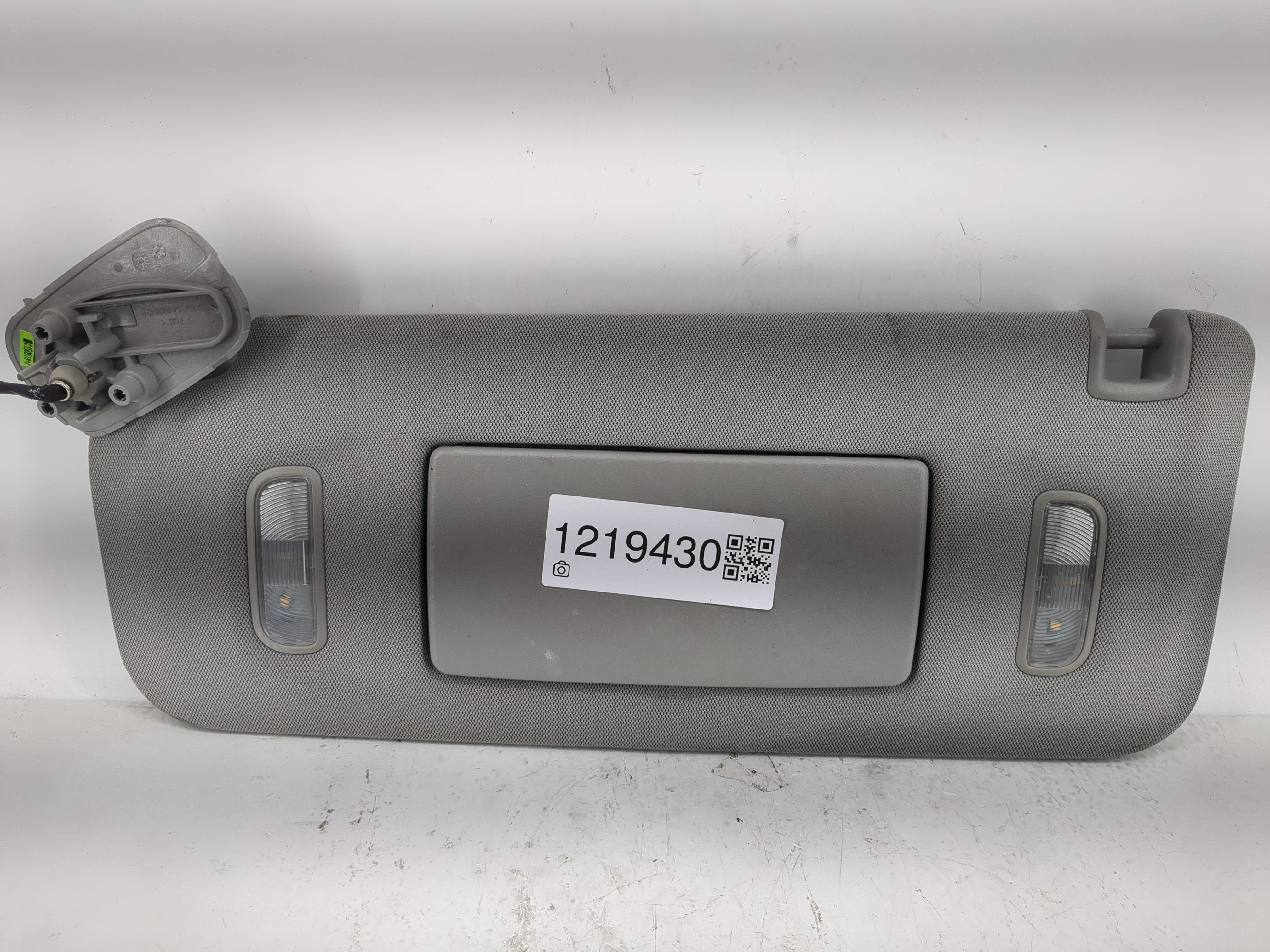 2014-2019 Chevrolet Silverado 1500 Driver Sun Visor Mirror Left Sunvisor 1219430 - Oemusedautoparts1.com