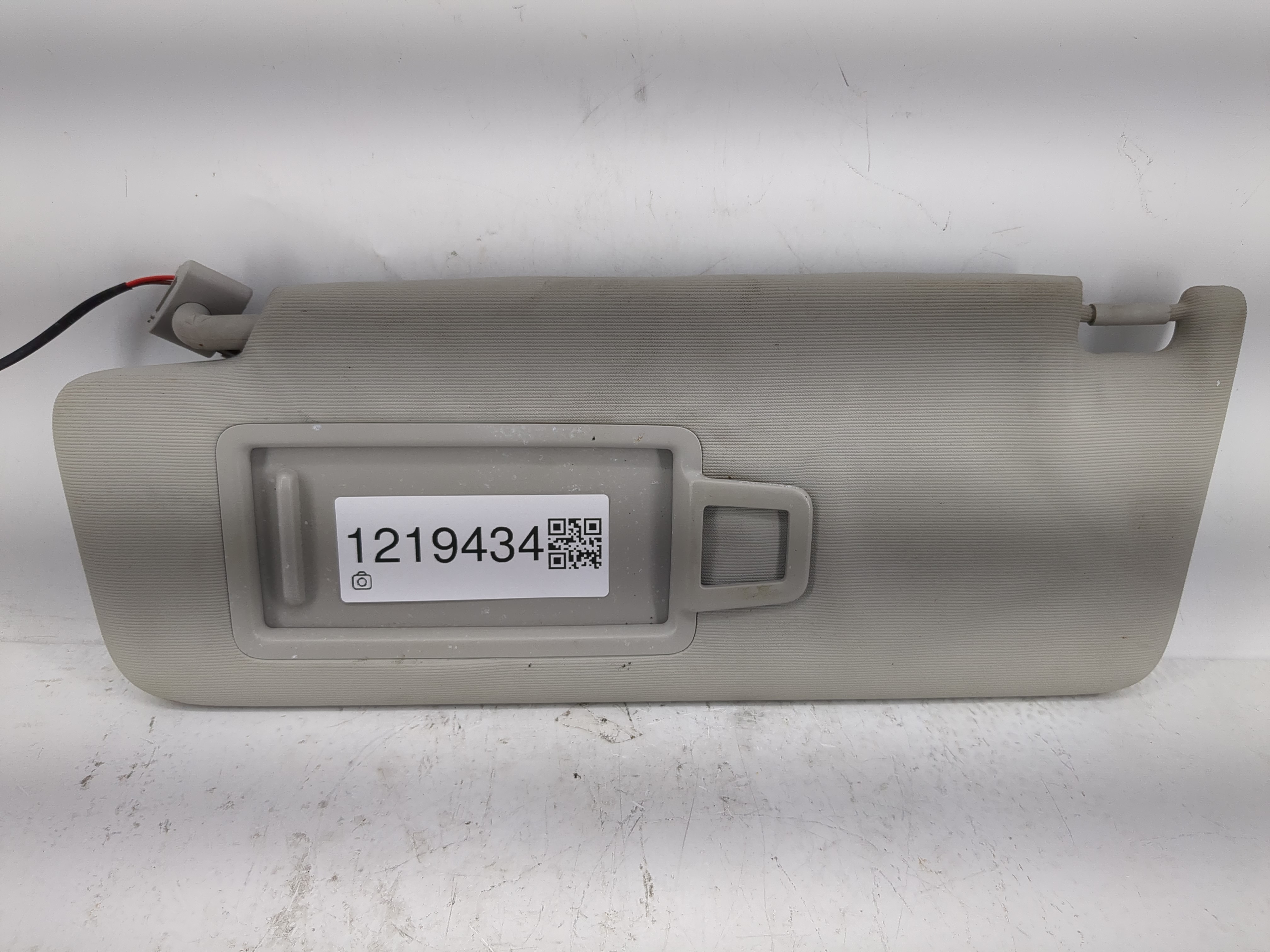 2022 Volkswagen Taos Passenger Sun Visor Mirror Right Sunvisor 1219434 - Oemusedautoparts1.com