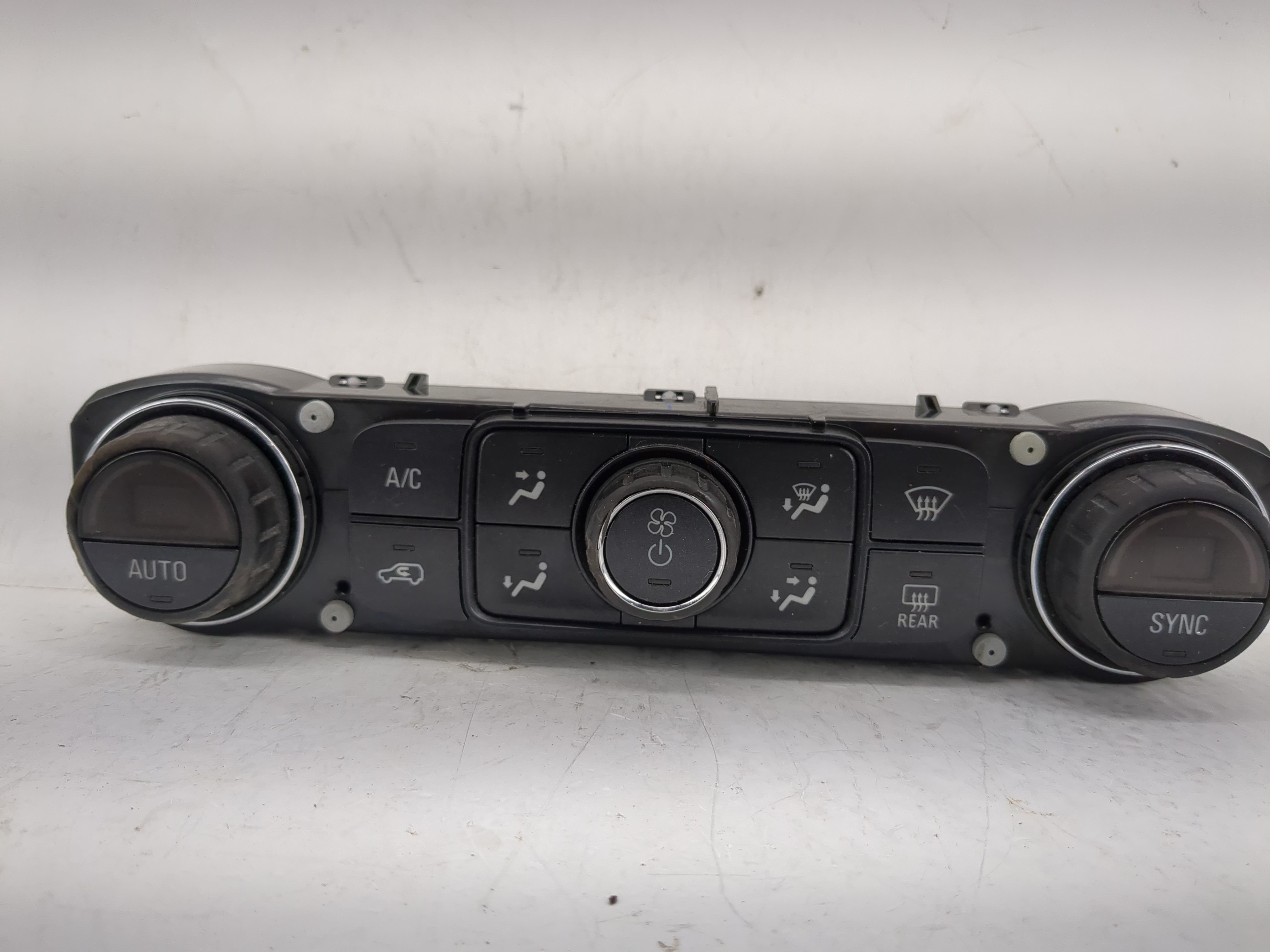 2014 Chevrolet Silverado 1500 Ac Heater Roof Climate Control Temperature Oem 1220140 - Oemusedautoparts1.com