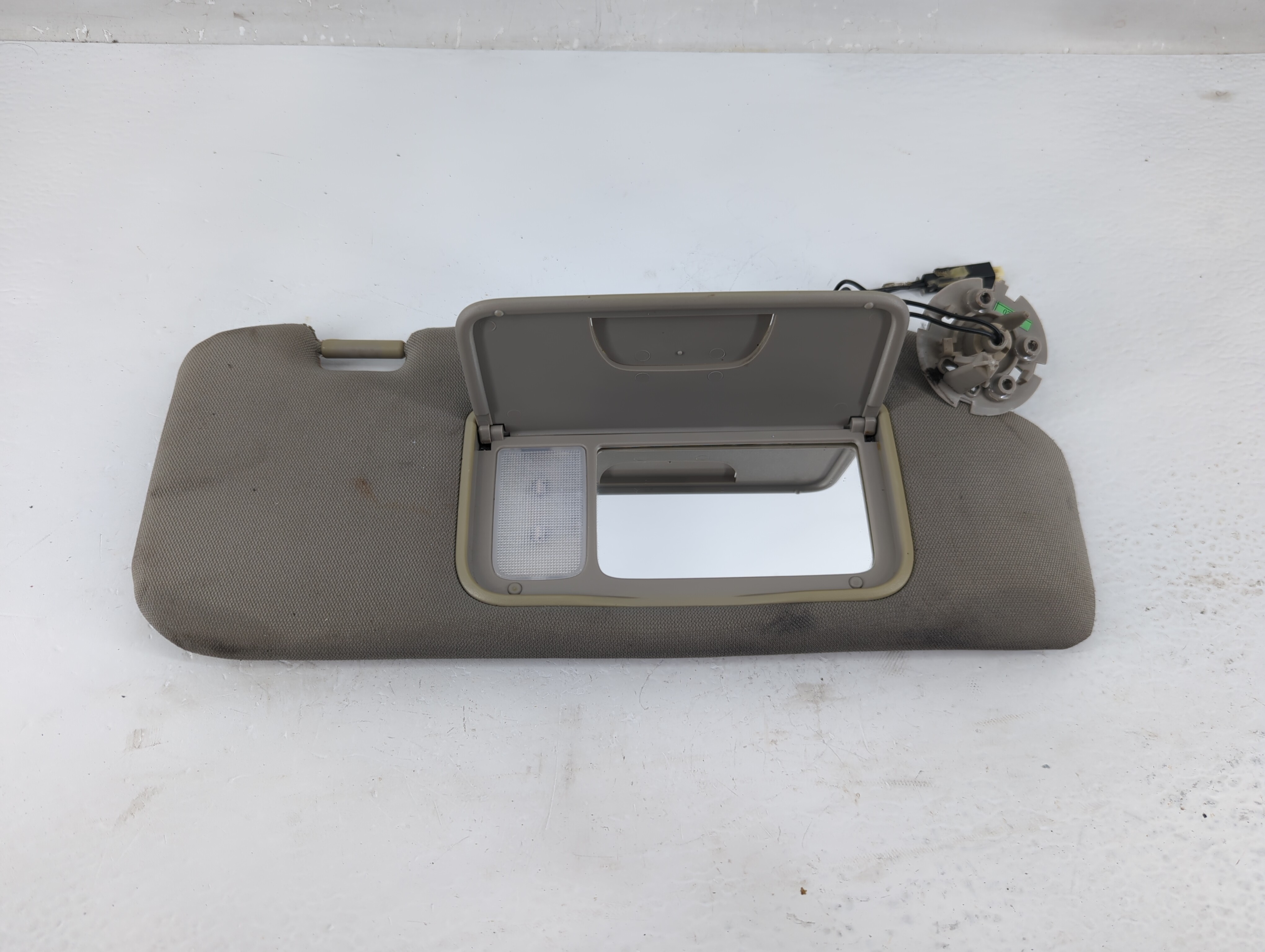 2012 Chevrolet Captiva Sport Passenger Sun Visor Mirror Right Sunvisor 1220155 - Oemusedautoparts1.com