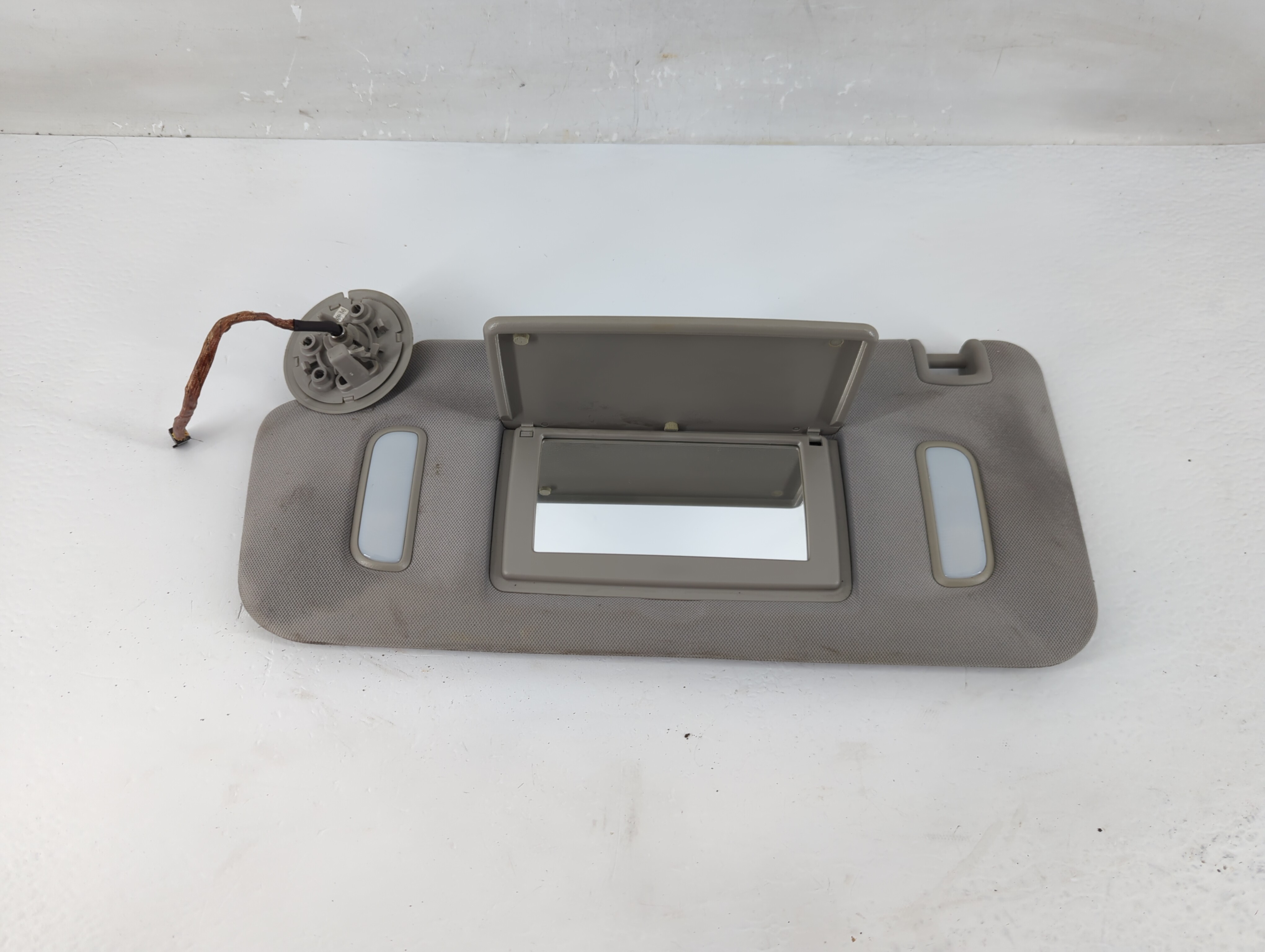 Chevrolet Traverse Driver Sun Visor Mirror Left Sunvisor Grey 1220528 - Oemusedautoparts1.com