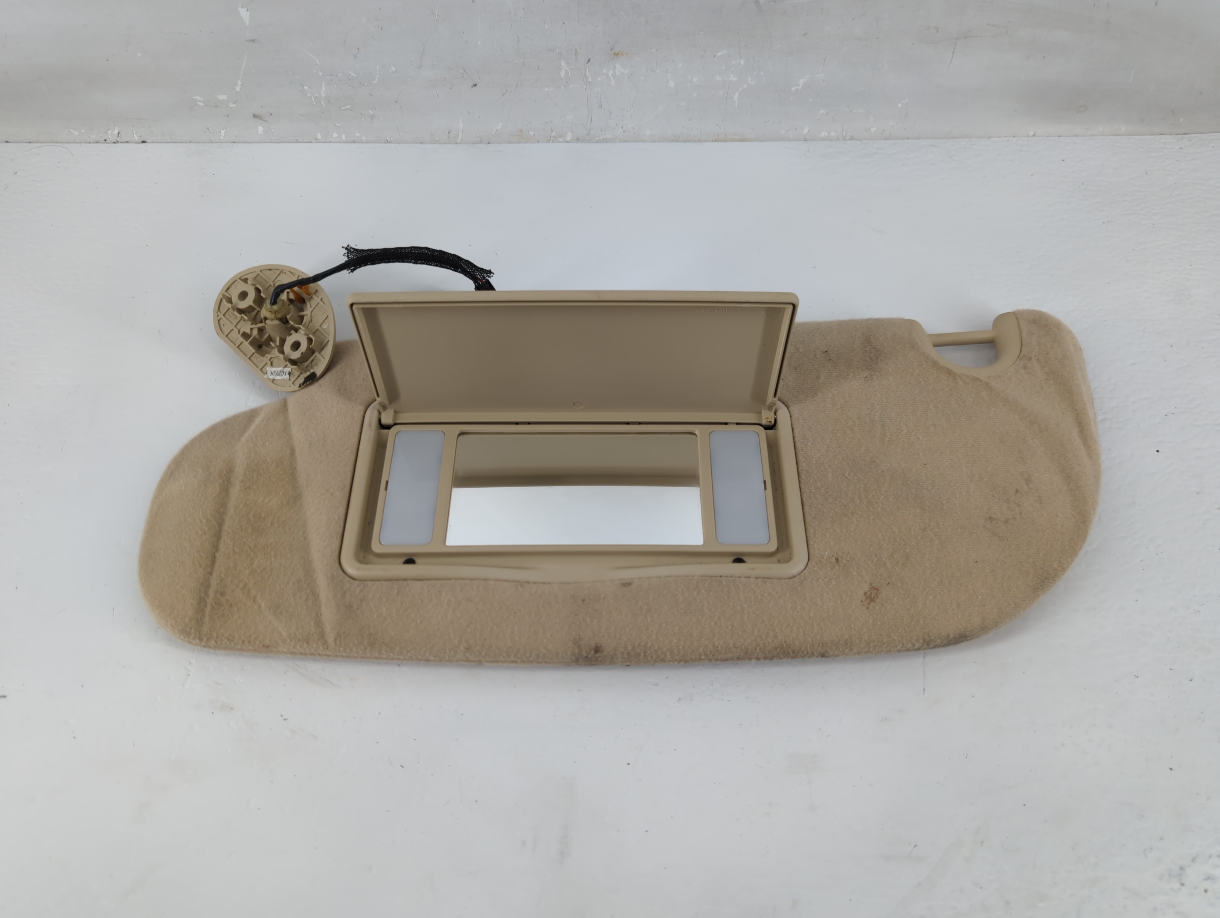 2010-2010 Ford Explorer Driver Sun Visor Mirror Left Sunvisor 1220535 - Oemusedautoparts1.com