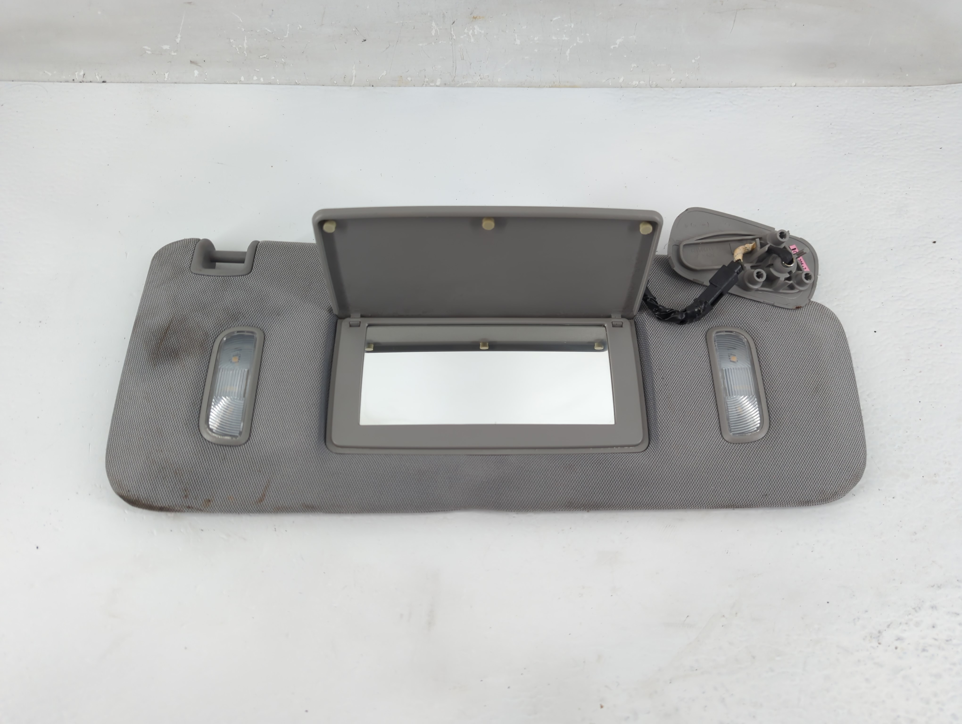 2014-2019 Gmc Sierra 1500 Passenger Sun Visor Mirror Right Sunvisor 1220572 - Oemusedautoparts1.com