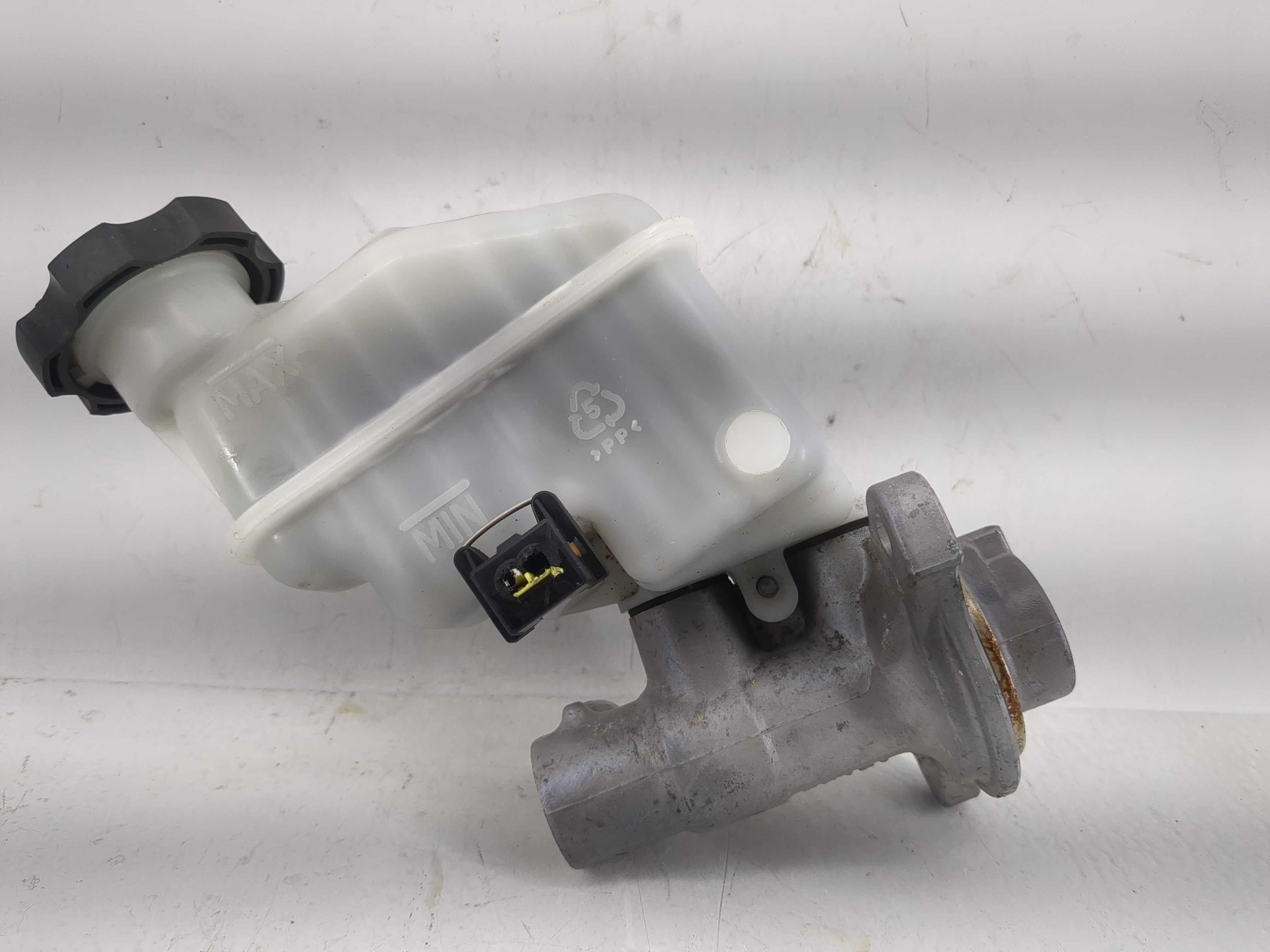 2011-2014 Hyundai Sonata Brake Master Cylinder 1220640 - Oemusedautoparts1.com