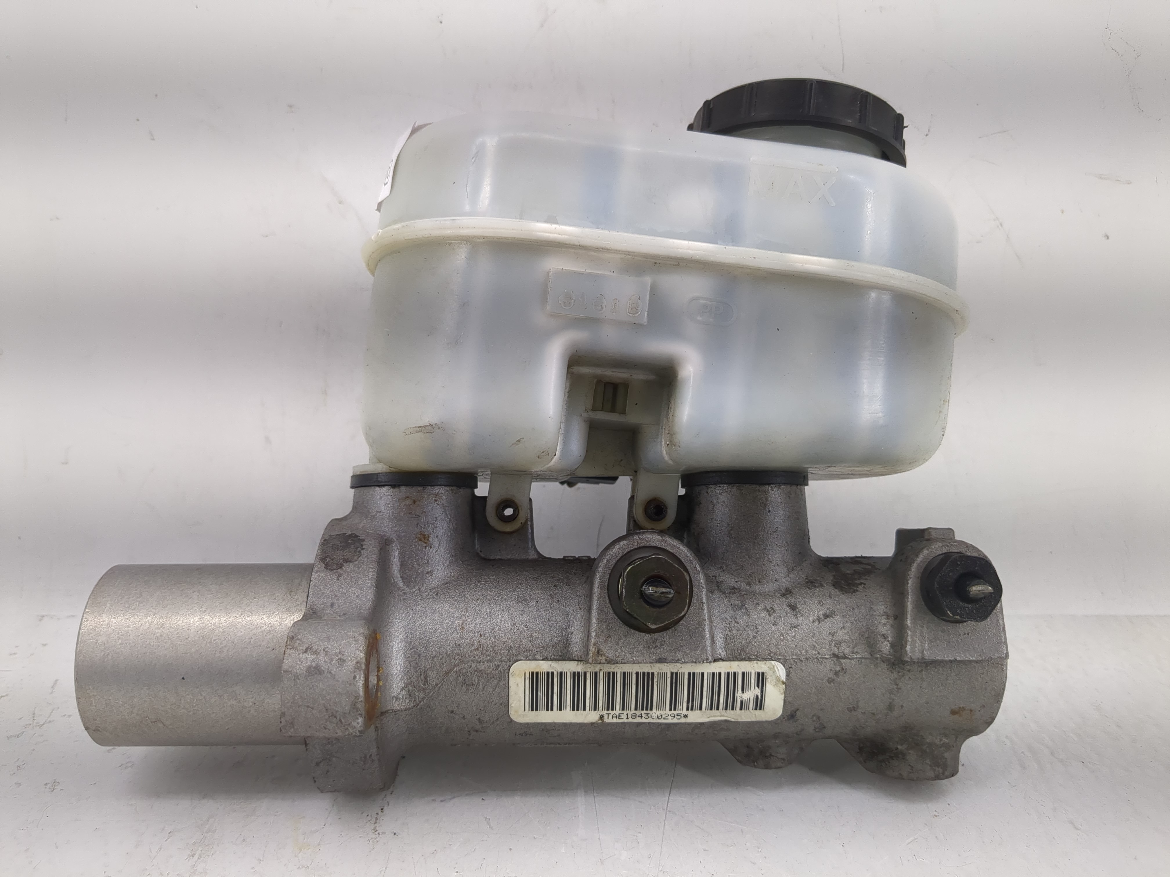 1999-2000 Ford E-350 Econoline Brake Master Cylinder 1220668 - Oemusedautoparts1.com