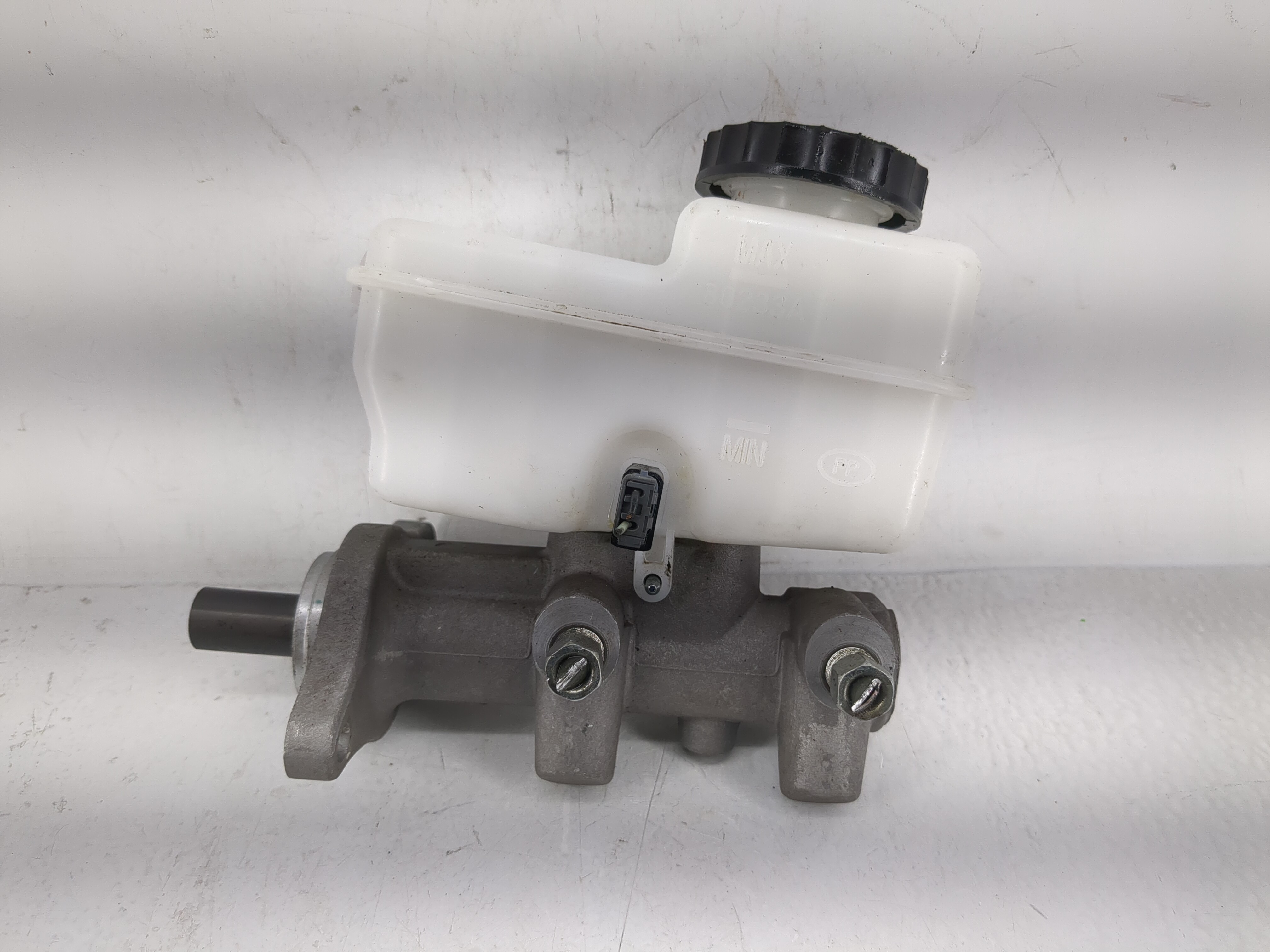 2008-2015 Nissan Xterra Brake Master Cylinder 1220669 - Oemusedautoparts1.com
