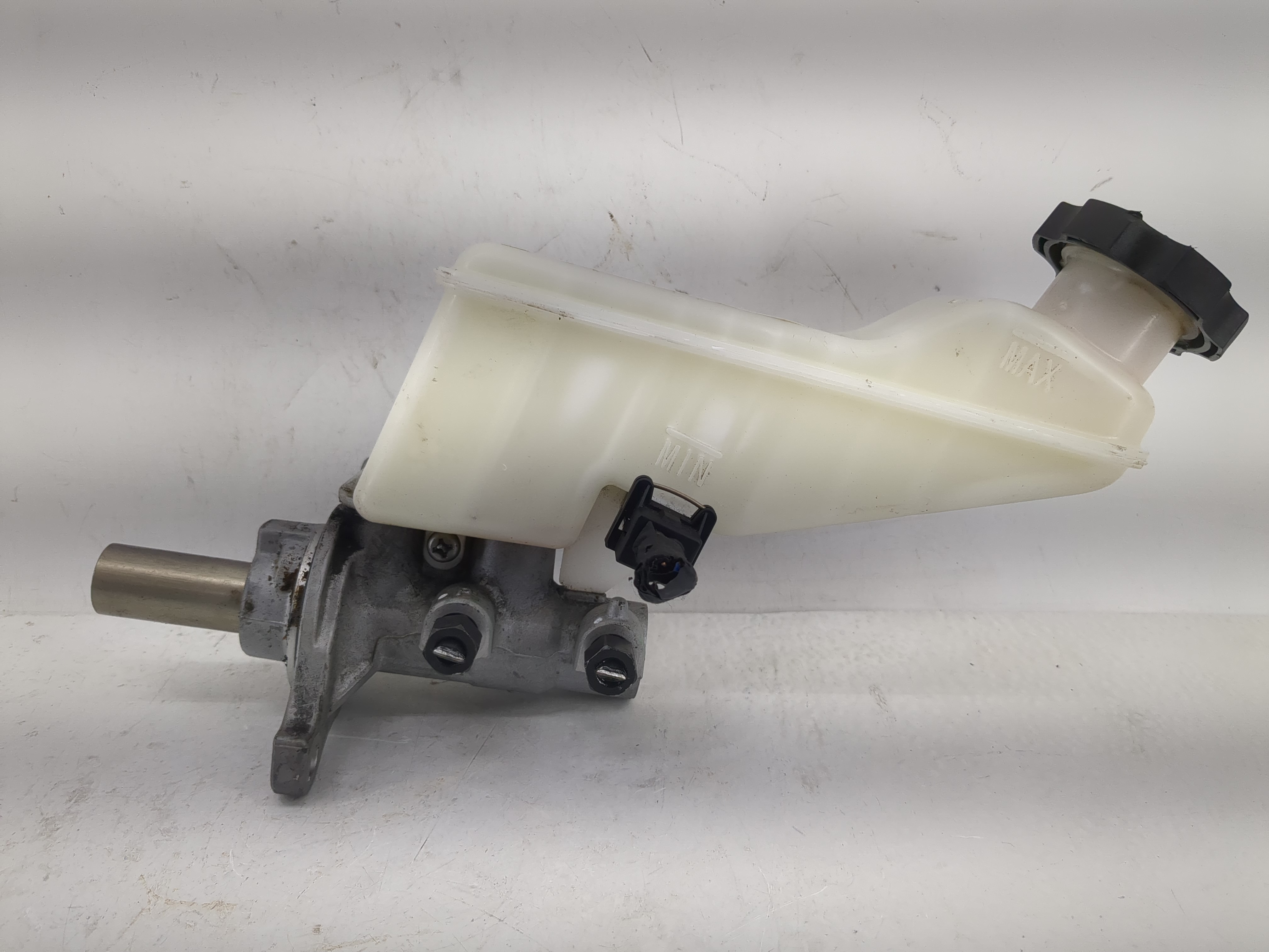 2017-2019 Hyundai Elantra Brake Master Cylinder 1220747 - Oemusedautoparts1.com