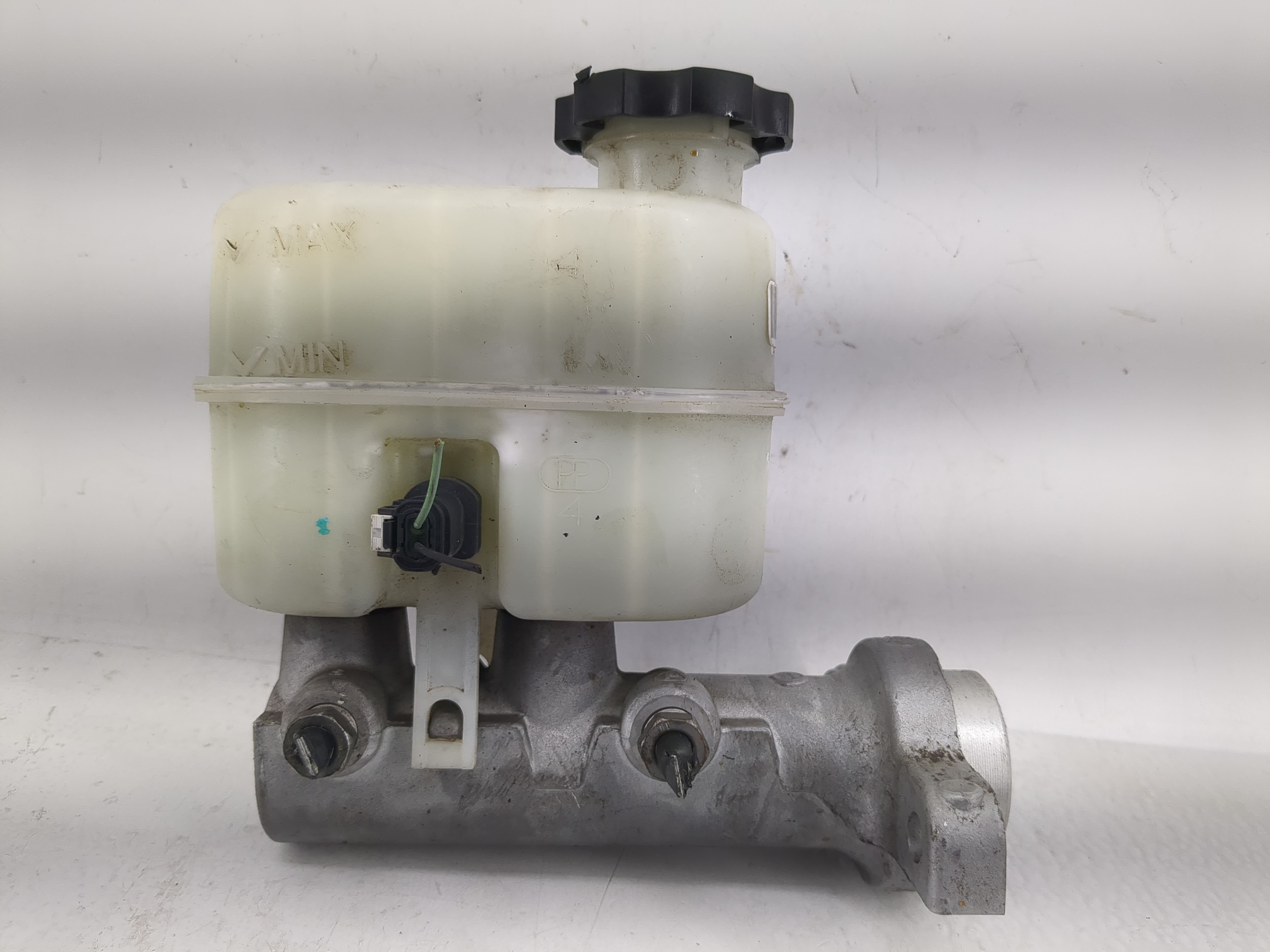 2014-2019 Chevrolet Silverado 1500 Brake Master Cylinder 1220752 - Oemusedautoparts1.com