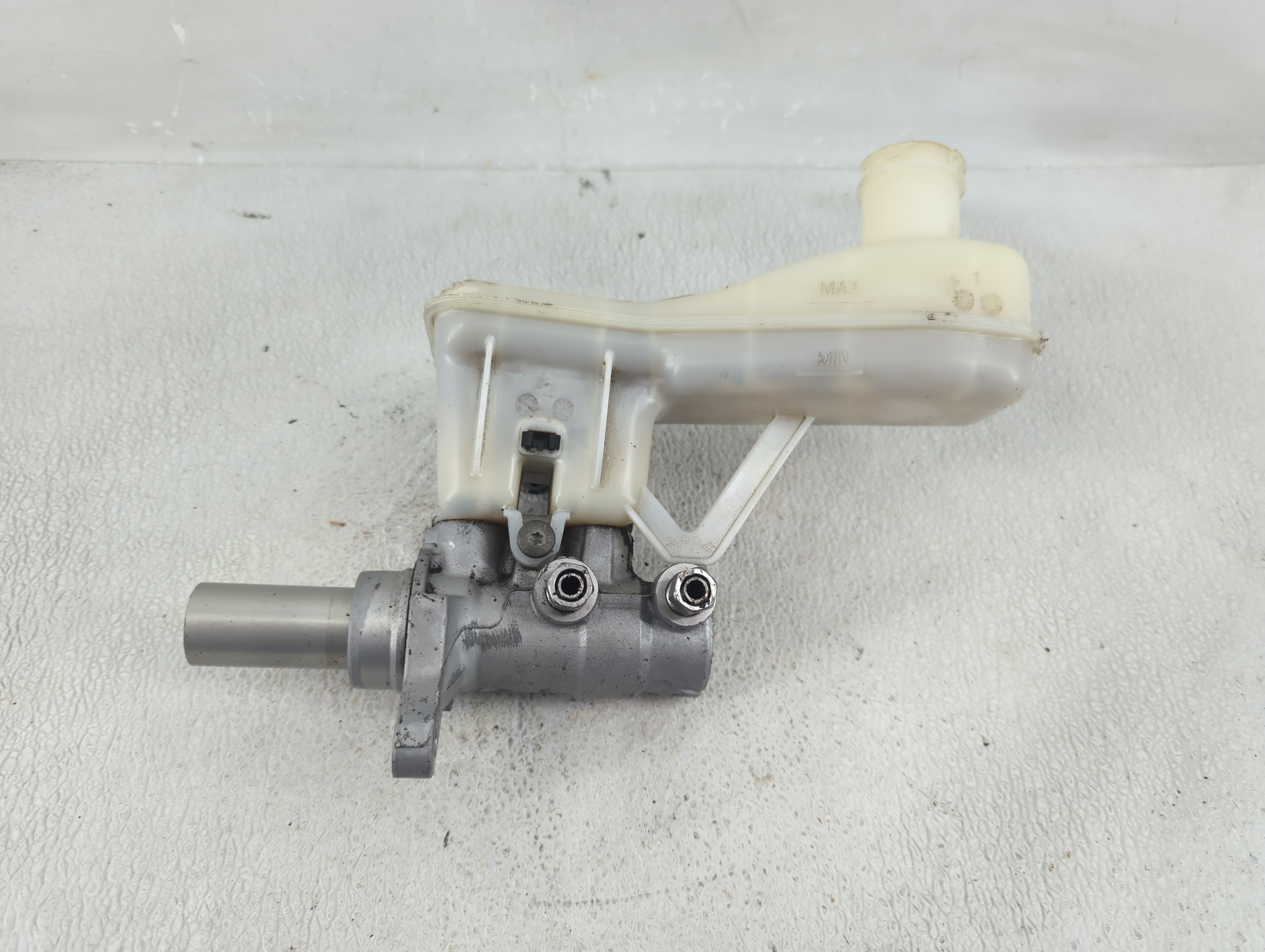 2017-2022 Chrysler Pacifica Brake Master Cylinder 1220804 - Oemusedautoparts1.com