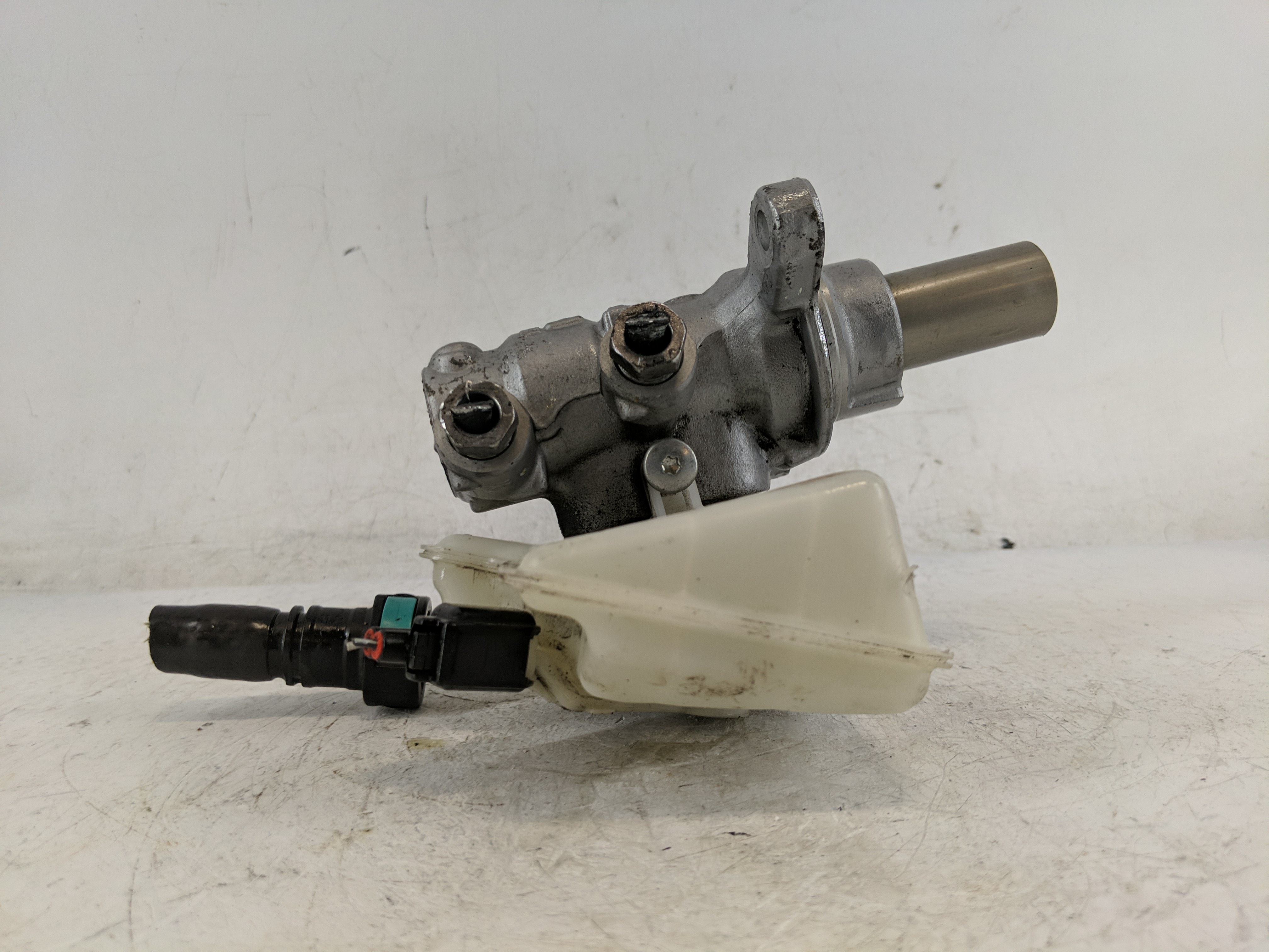 2012-2018 Ford Focus Brake Master Cylinder 1220846 - Oemusedautoparts1.com