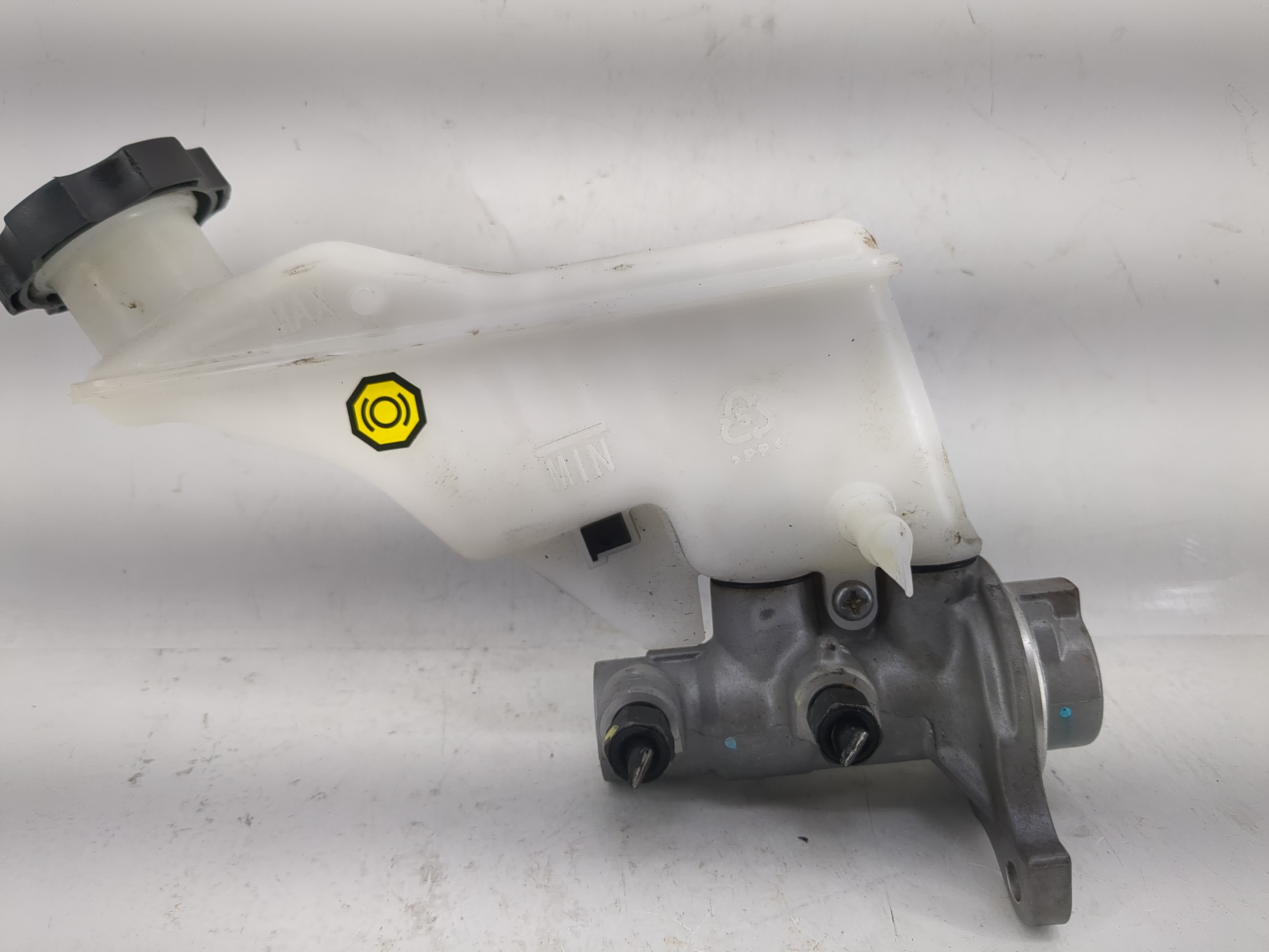 2016-2021 Hyundai Tucson Brake Master Cylinder 1220852 - Oemusedautoparts1.com