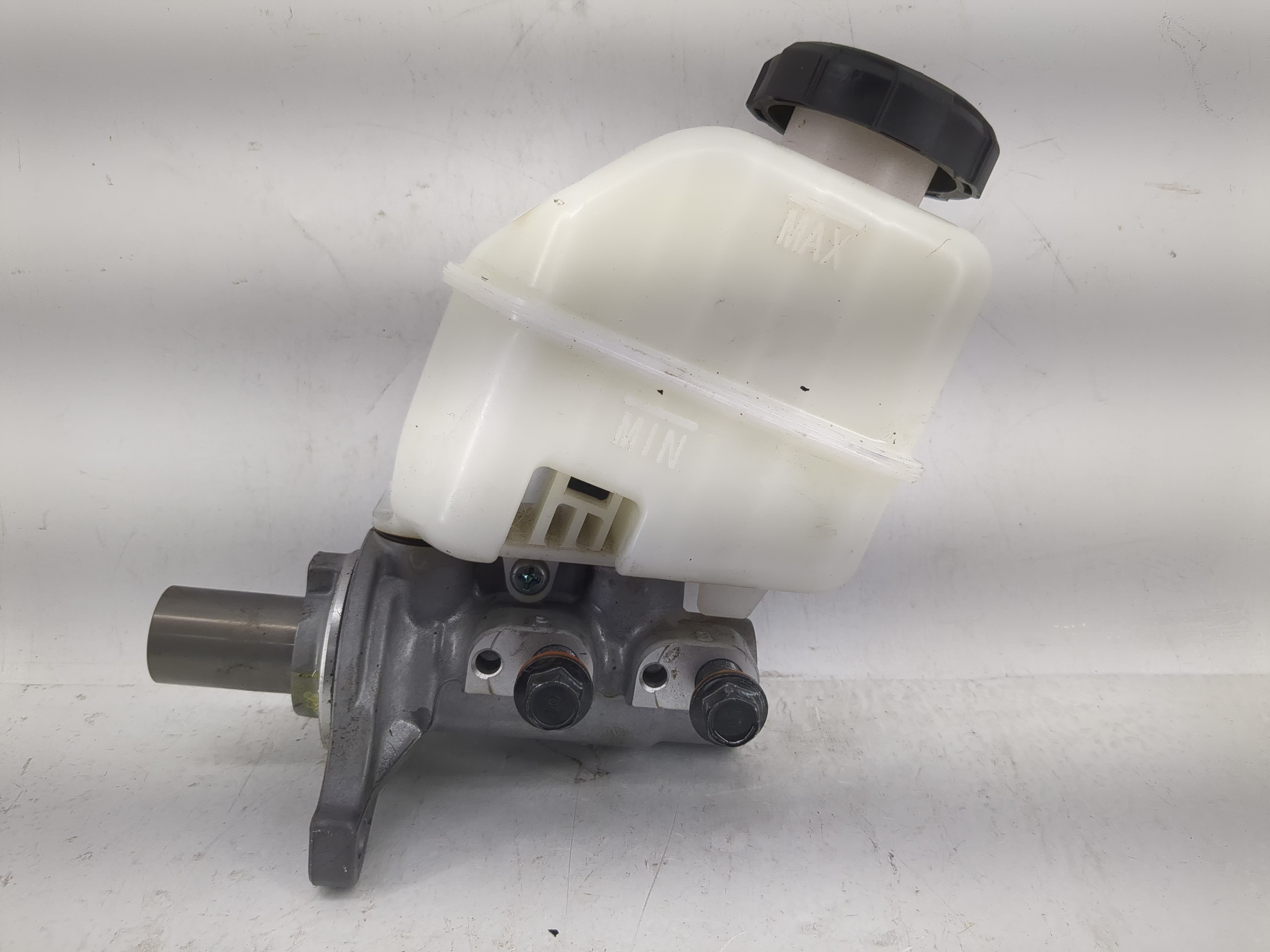 2015-2016 Hyundai Genesis Brake Master Cylinder 1220855 - Oemusedautoparts1.com