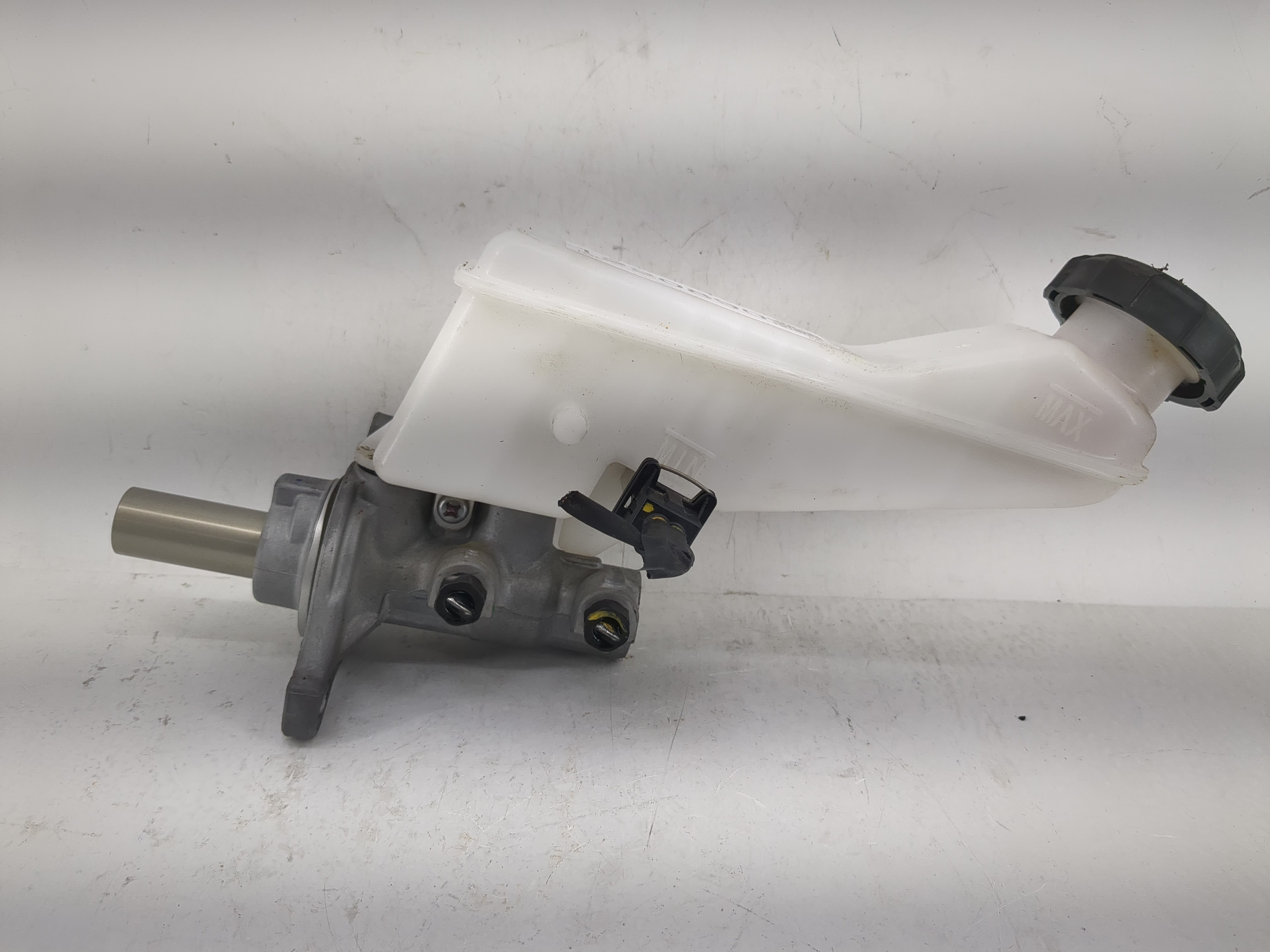 2020-2020 Hyundai Elantra Brake Master Cylinder 1220890 - Oemusedautoparts1.com