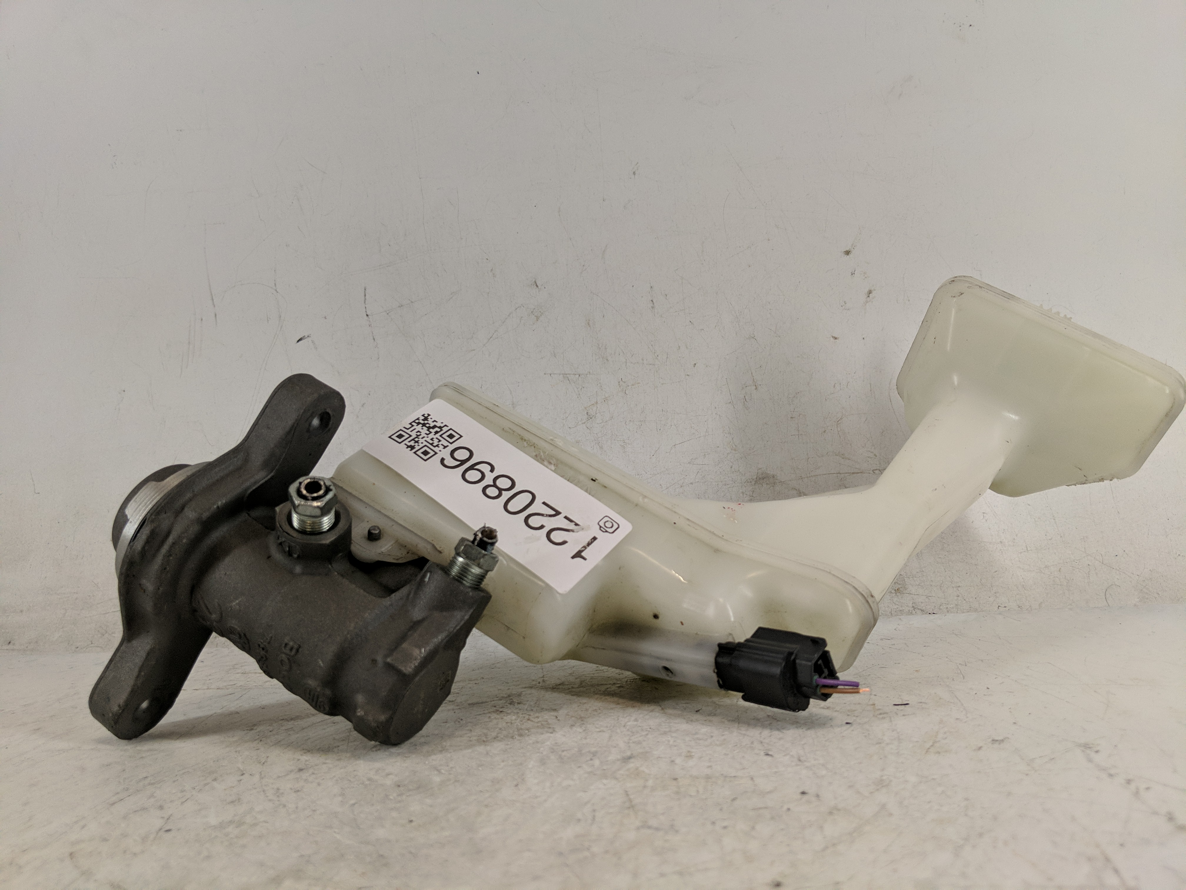 2015-2020 Nissan Rogue Brake Master Cylinder 1220896 - Oemusedautoparts1.com