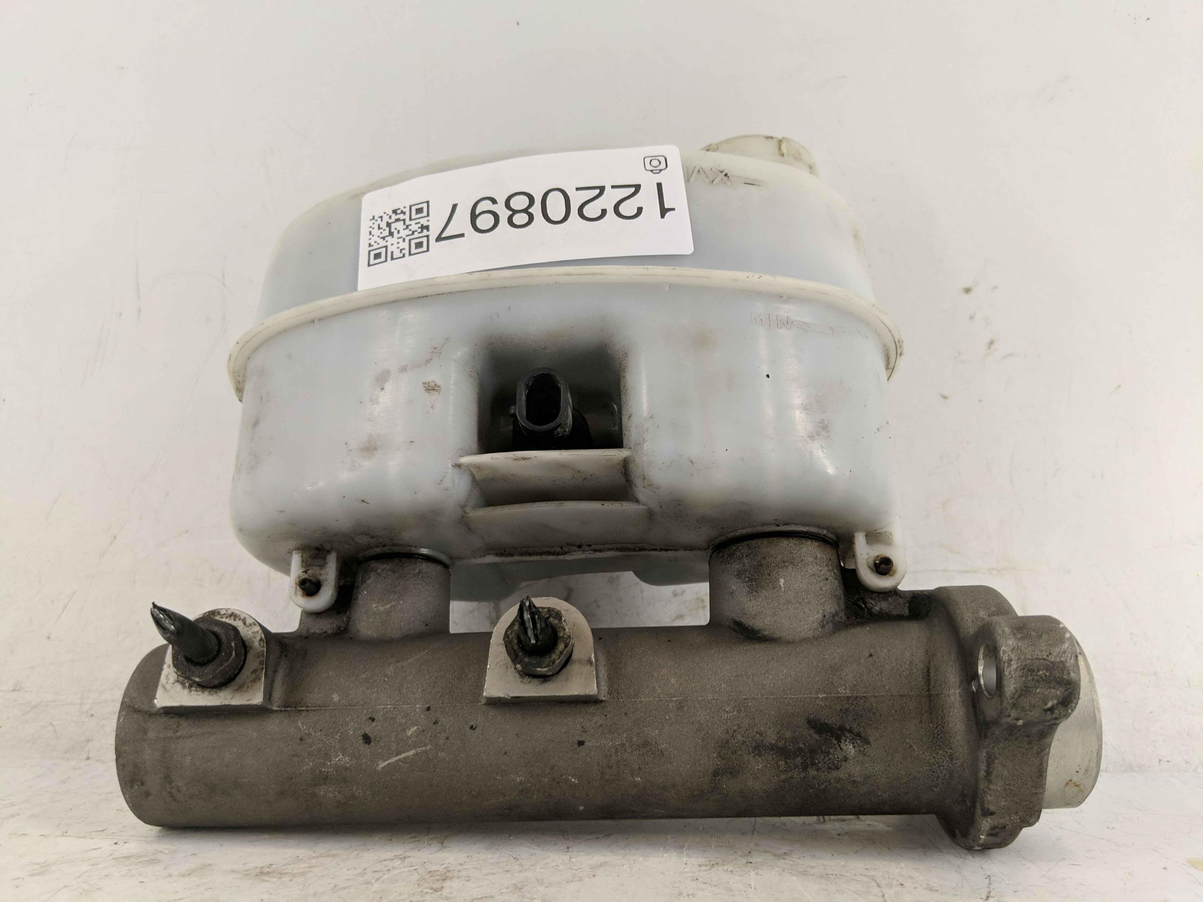 2004-2006 Chevrolet Tahoe Brake Master Cylinder 1220897 - Oemusedautoparts1.com