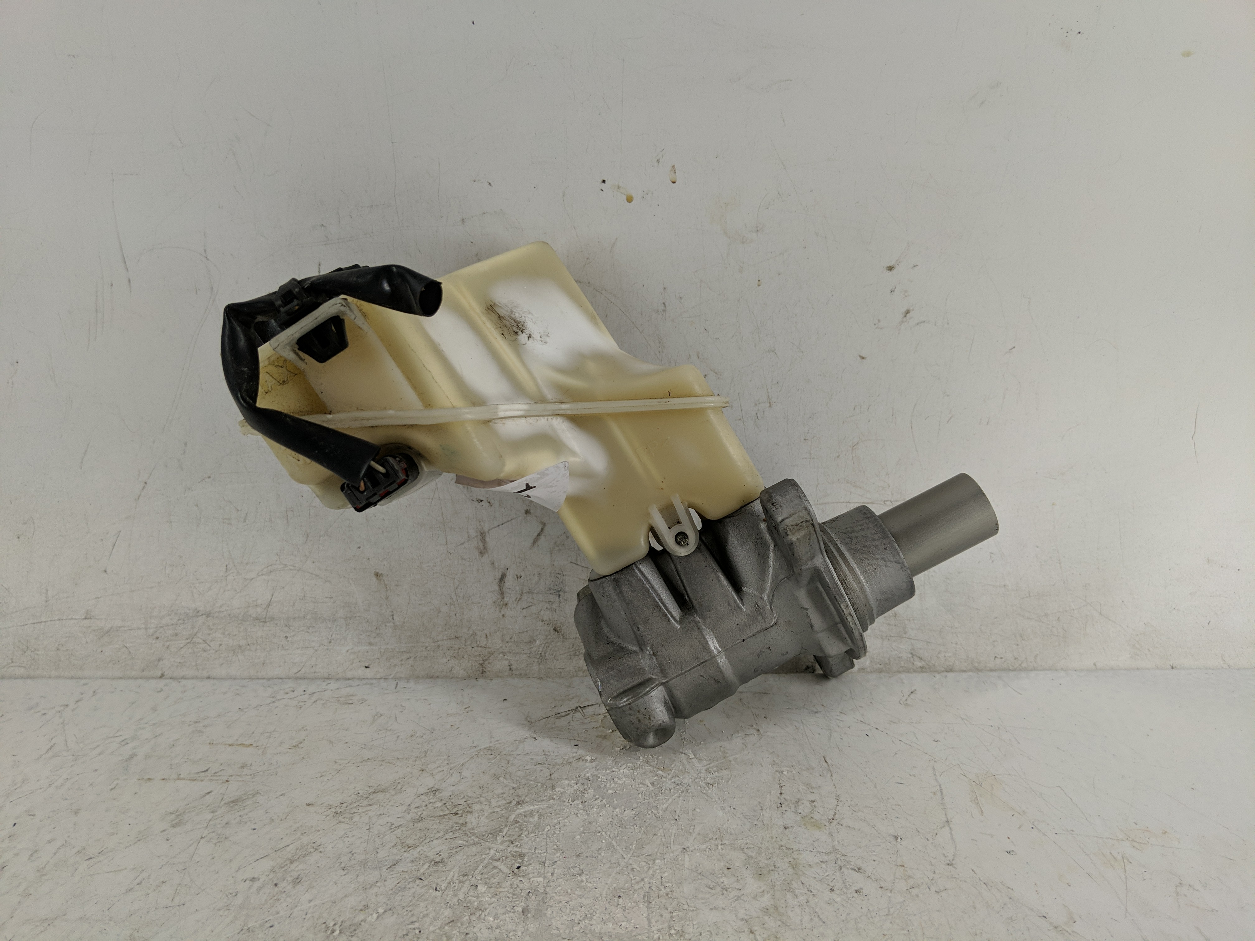 2013-2018 Nissan Altima Brake Master Cylinder 1220903 - Oemusedautoparts1.com