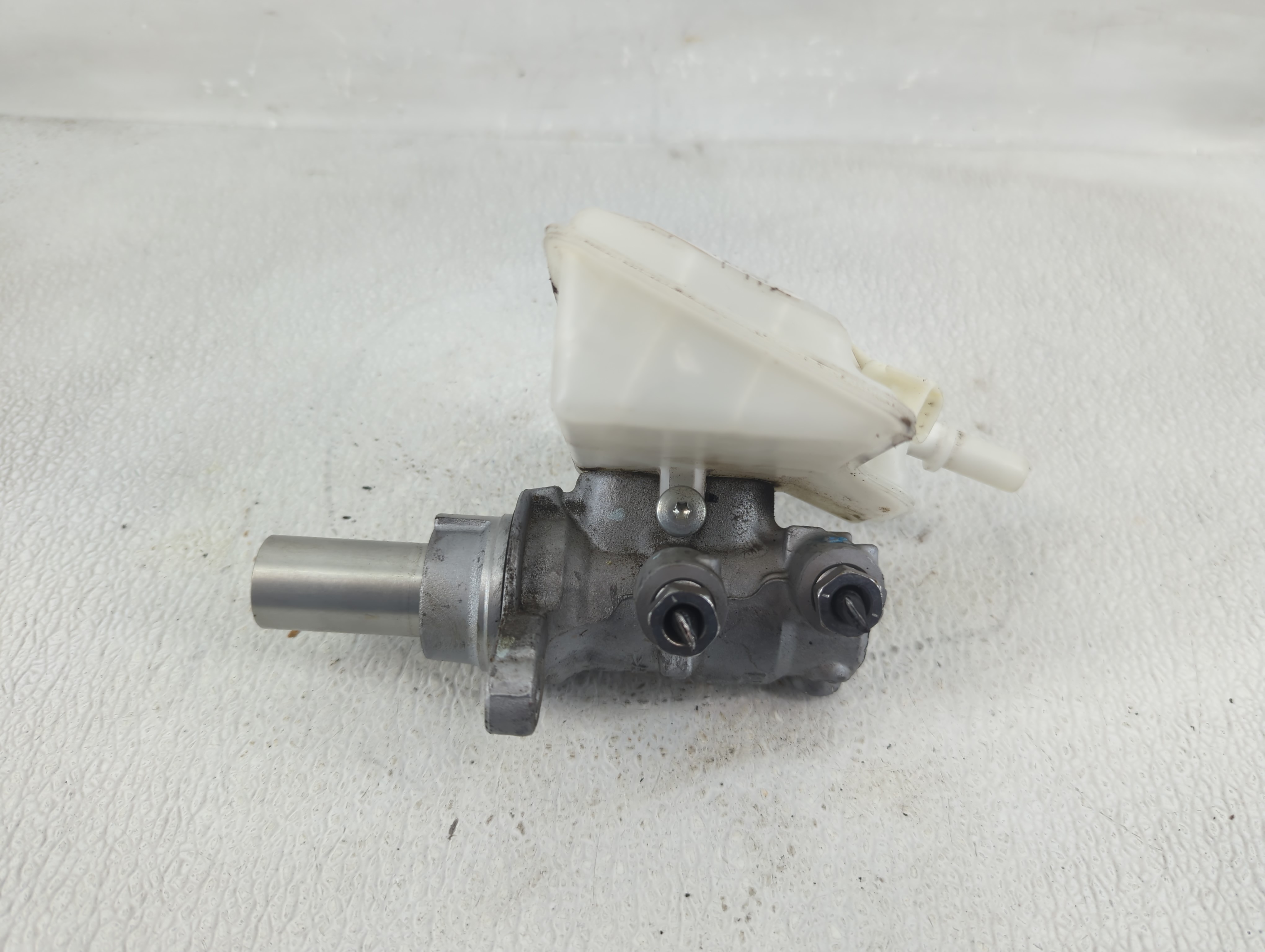 2013-2019 Ford Escape Brake Master Cylinder 1220942 - Oemusedautoparts1.com
