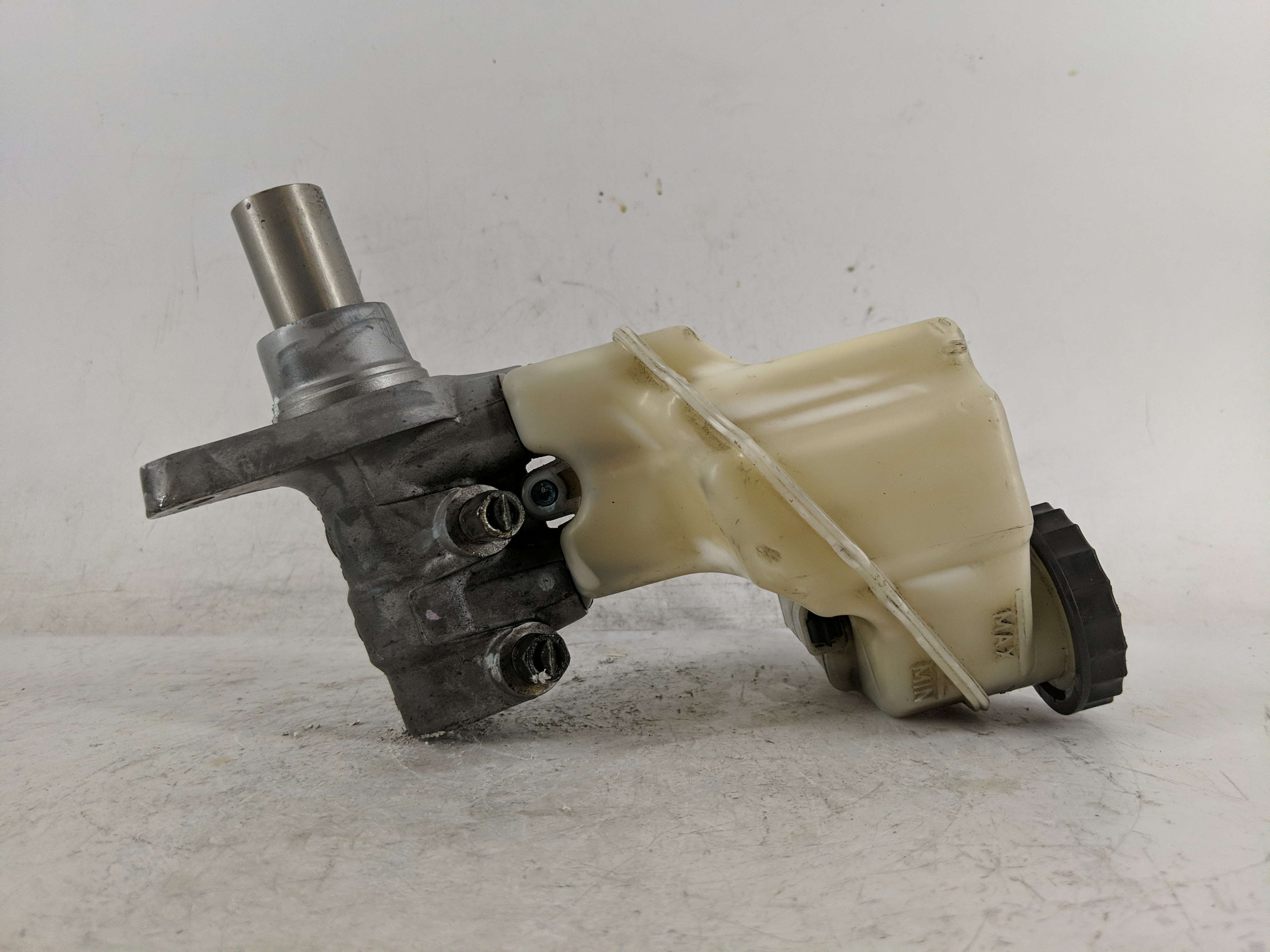 2013-2018 Nissan Altima Brake Master Cylinder 1220945 - Oemusedautoparts1.com
