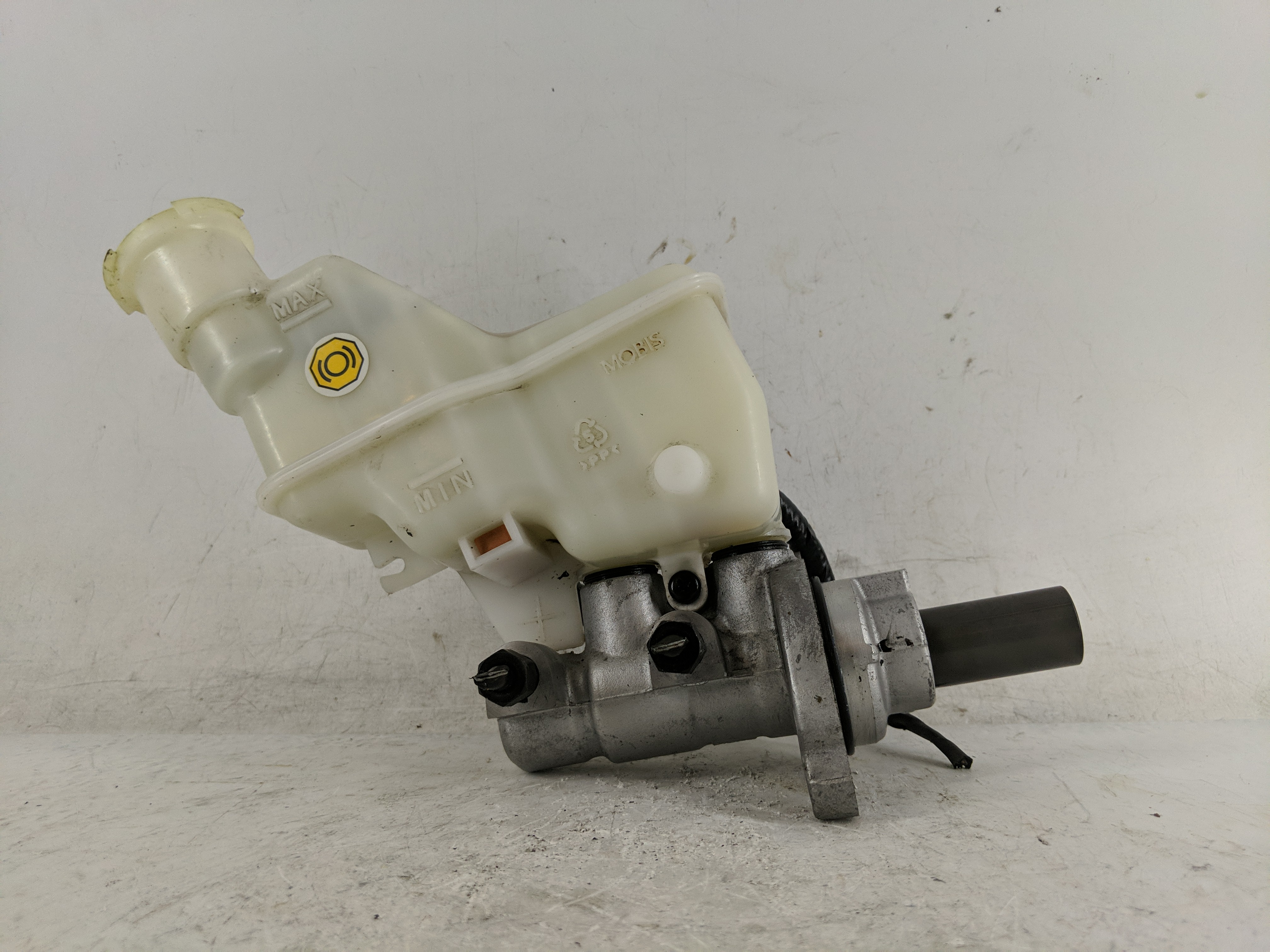 2015-2019 Hyundai Sonata Brake Master Cylinder 1220998 - Oemusedautoparts1.com