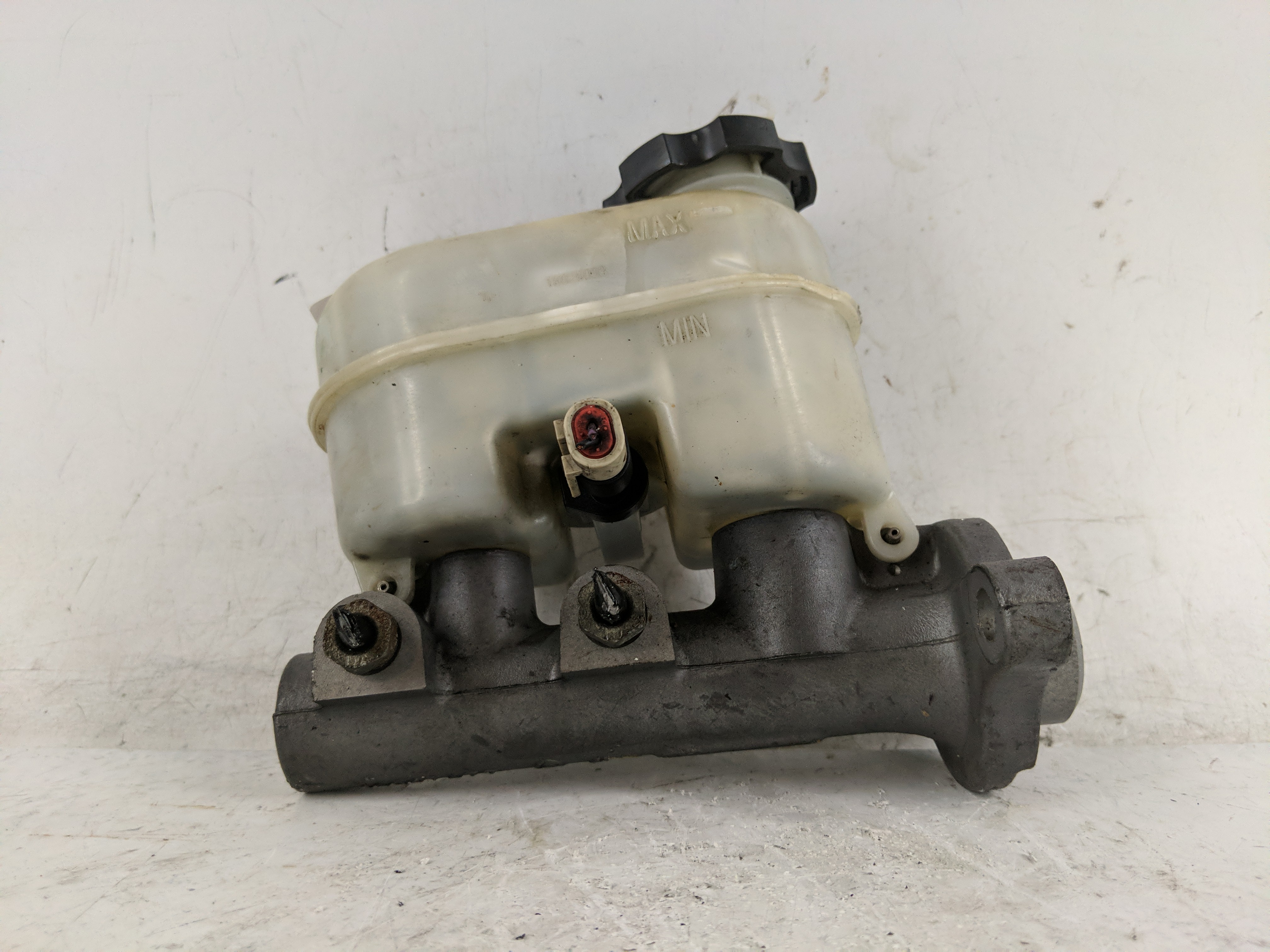 2002-2005 Chevrolet Trailblazer Brake Master Cylinder 1220999 - Oemusedautoparts1.com